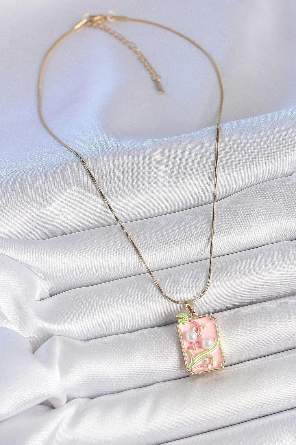 Mey İthalat® 316L Çelik Gold Renk Zincir Pembe Mineli İncli Çiçek İşlemeli Portre Model Kadın Kolye