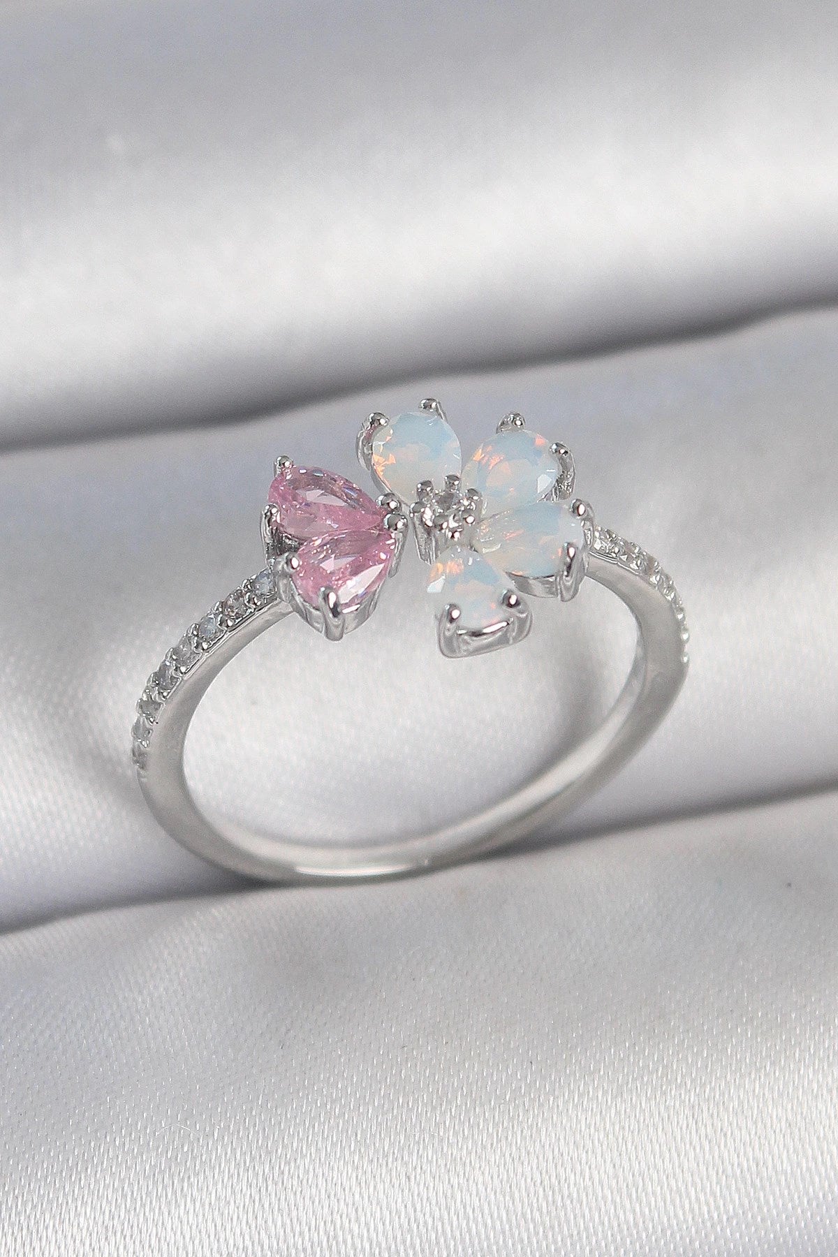 Mey İthalat® Pirinç Gümüş Renk Beyaz Mineli Pembe Zirkon Taşlı Çiçek Model Kadın Yüzük