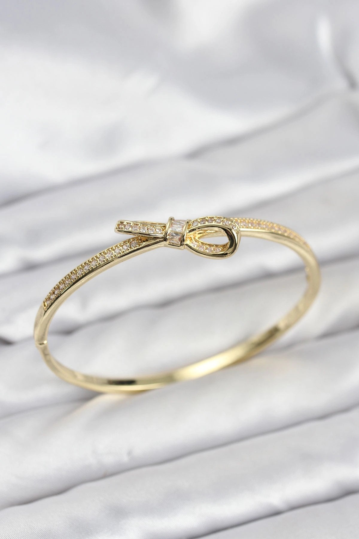 Mey İthalat® Pirinç Gold Renk Zirkon Taşlı Fiyonk Model Kadın Kelepçe Bileklik