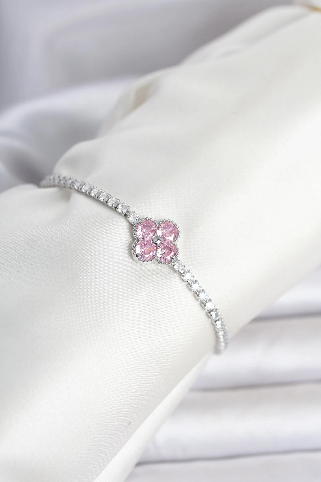 Mey İthalat® Pirinç Gümüş Renk Pembe Zirkon Taşlı Yonca Model Su Yolu Kadın Bileklik