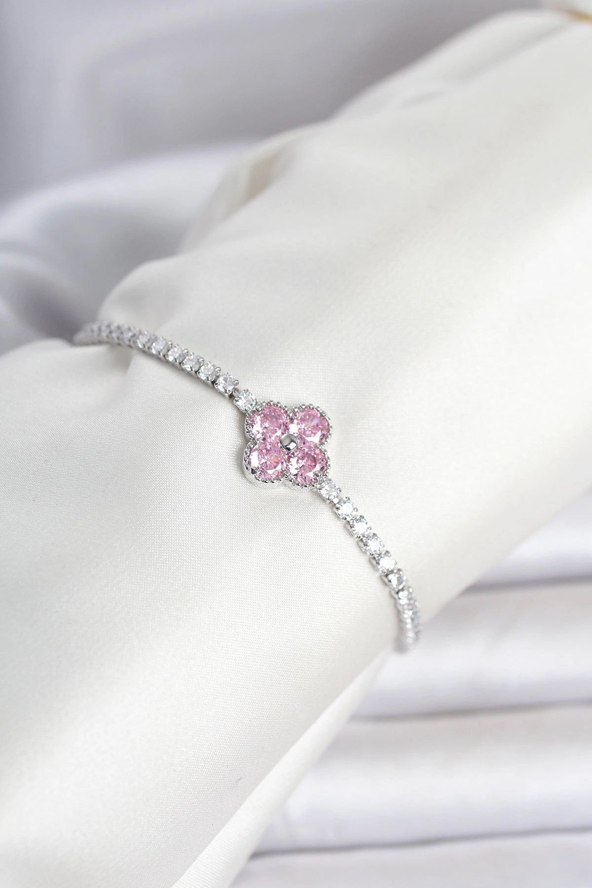 Mey İthalat® Pirinç Gümüş Renk Pembe Zirkon Taşlı Yonca Model Su Yolu Kadın Bileklik