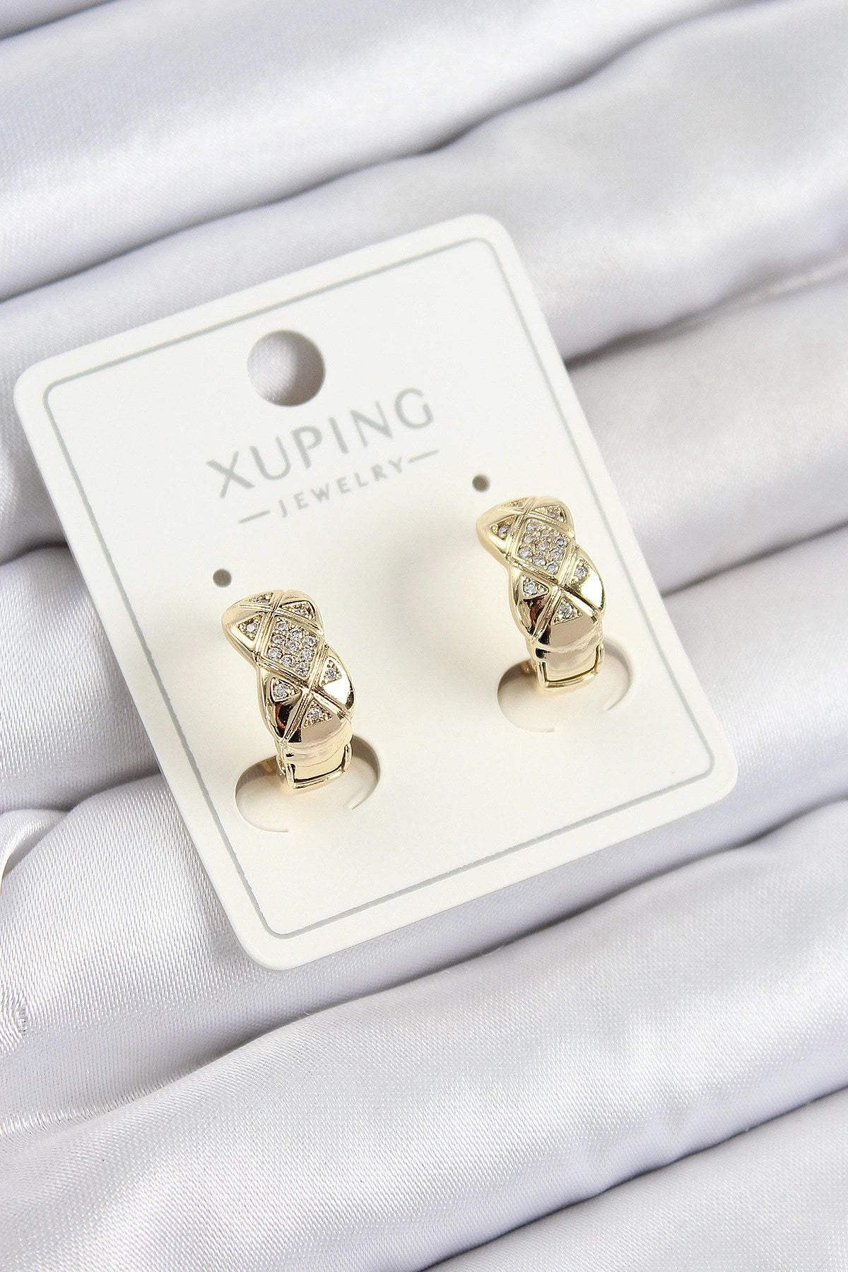 Mey İthalat® Xuping Zirkon Taşlı Geometrik Desenli Halka Model Gold Renk Kadın Küpe