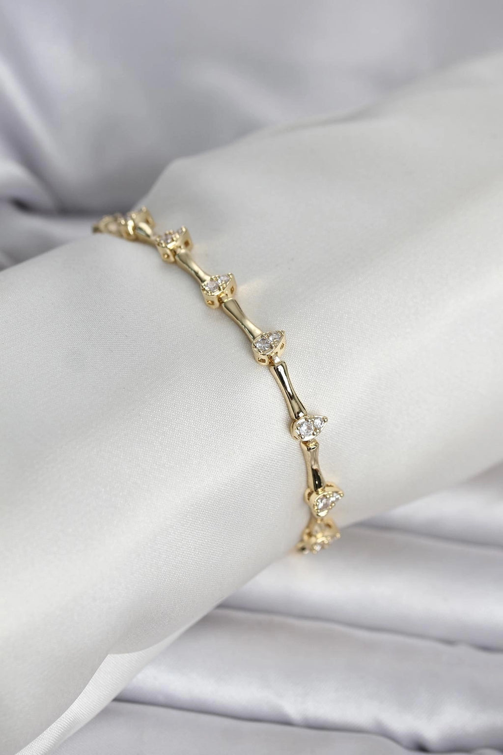 Mey İthalat® Pirinç Gold Renk Damla Model Zirkon Taşlı Kadın Bileklik