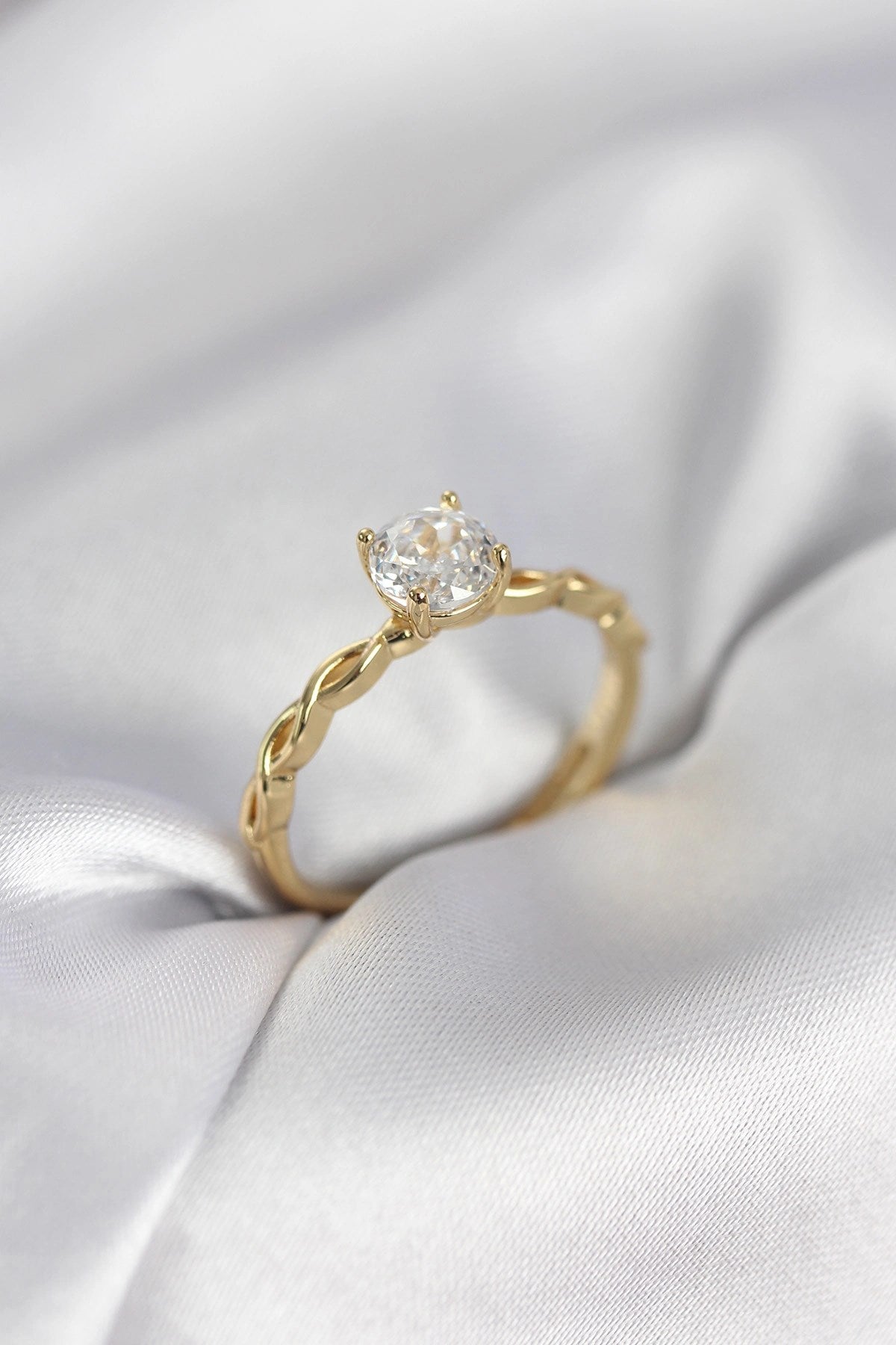 Mey İthalat® Gold Renk Sarmal Zincir Model Tek Taş Model Zirkon Taşlı Kadın Yüzük