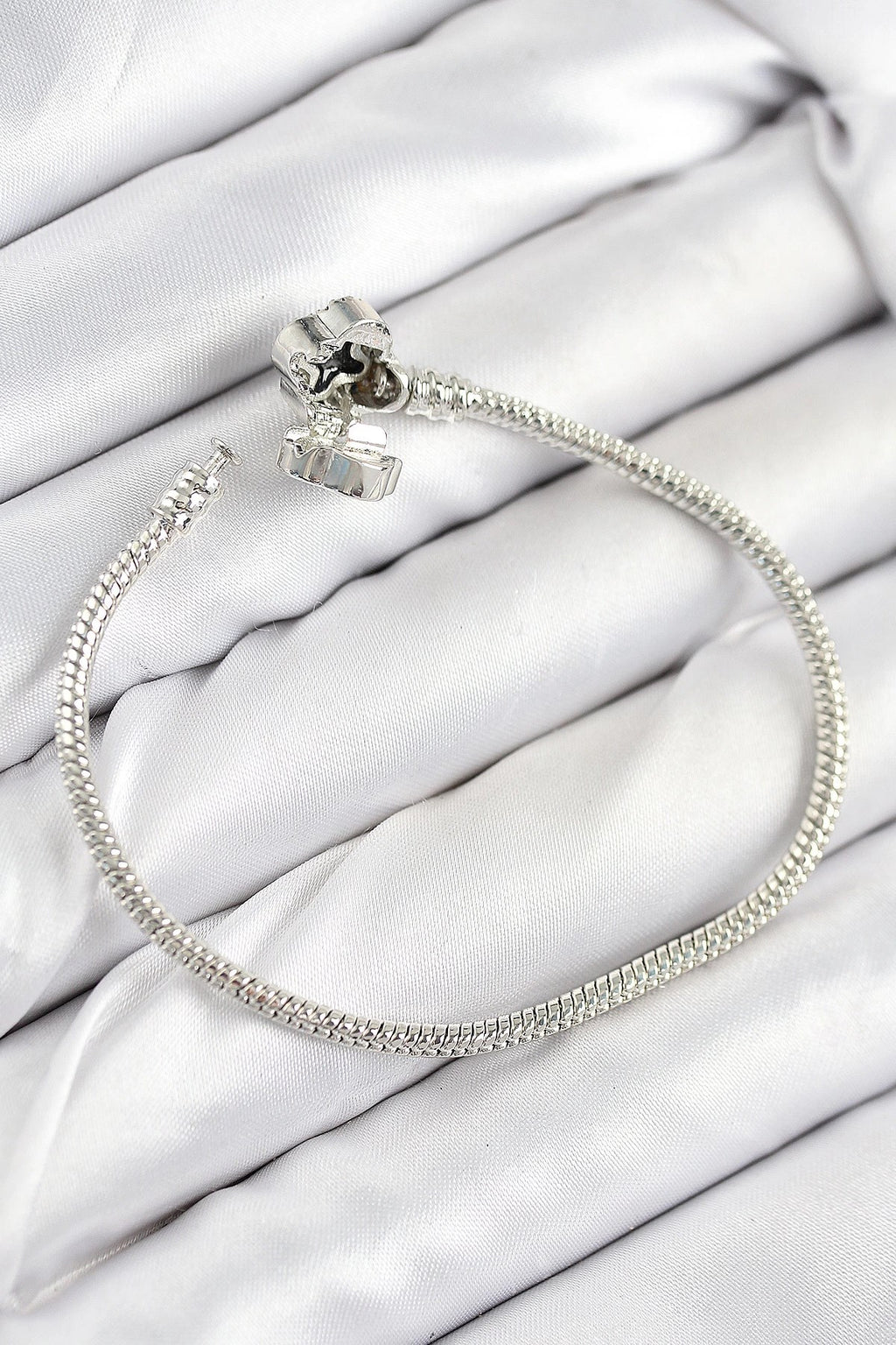 Mey İthalat® Pirinç Charm Zirkon Taşlı Yonca Model Gümüş Renk Kadın Bileklik