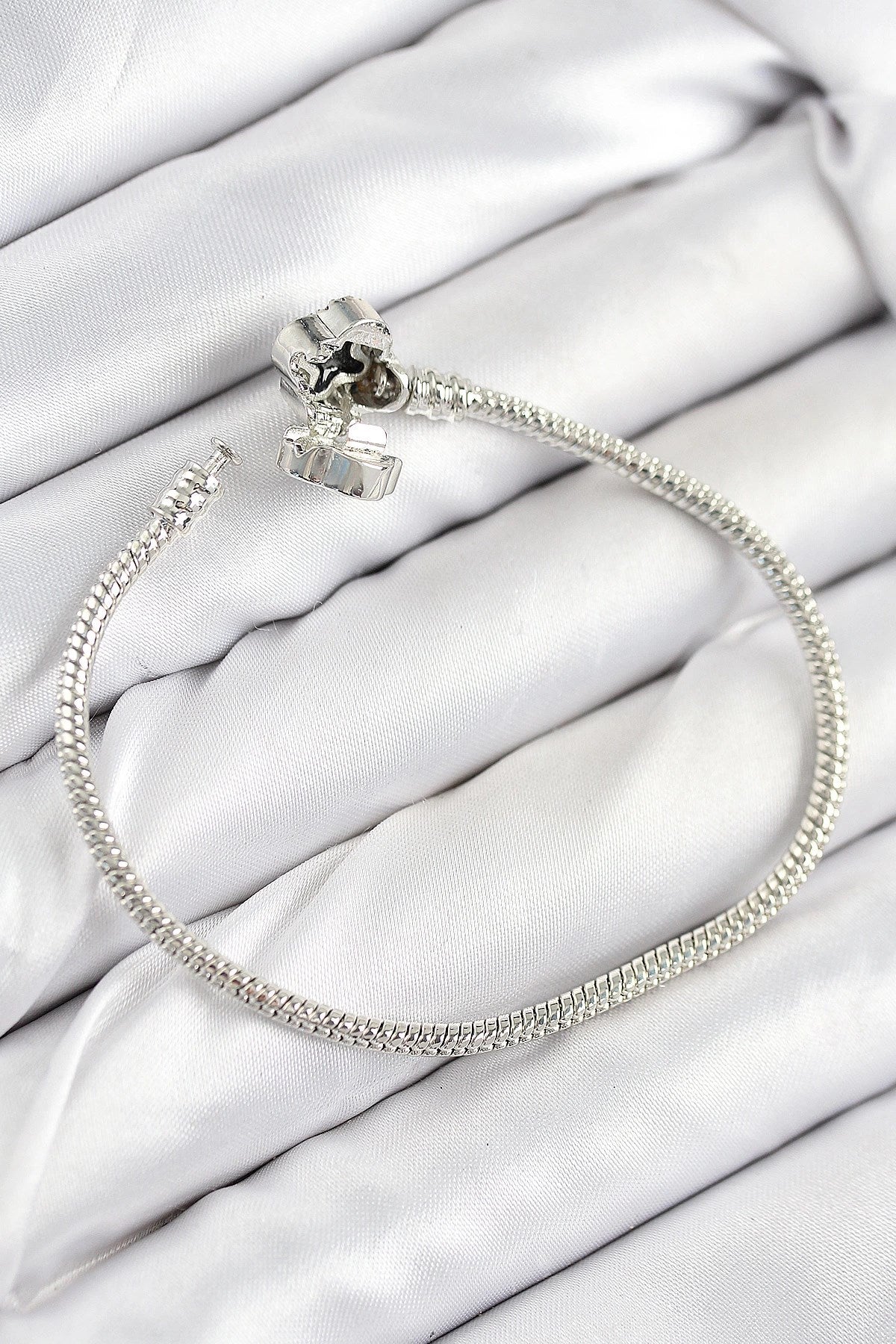 Mey İthalat® Pirinç Charm Zirkon Taşlı Yonca Model Gümüş Renk Kadın Bileklik