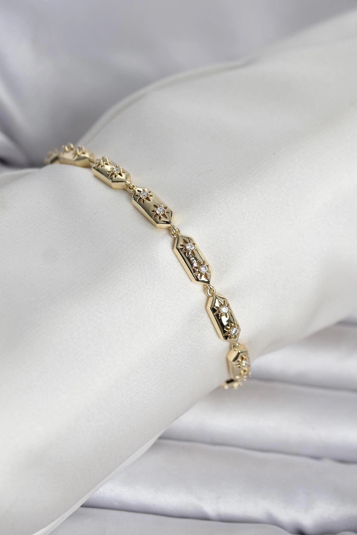 Mey İthalat® Pirinç Gold Renk Kutup Yıldızı İşleme Kadın Bileklik