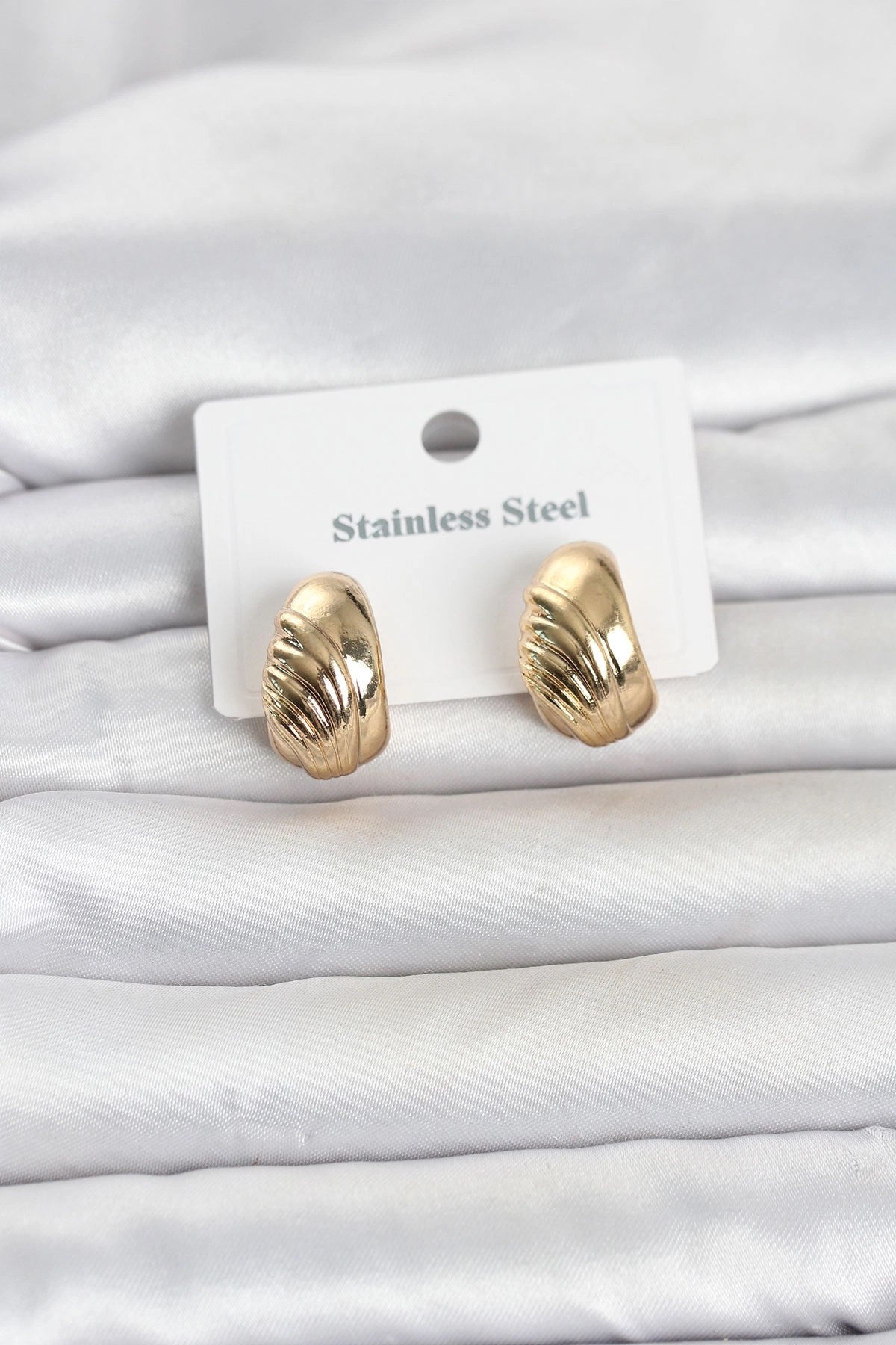 Mey İthalat® 316L Çelik Gold Renk Desenli Yarım Halka Model Kadın Küpe