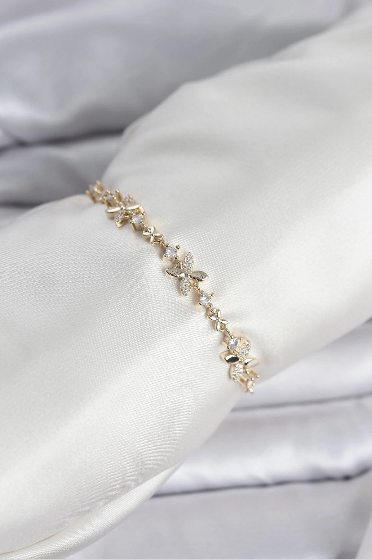 Mey İthalat® Gold Renk Yonca Model Zirkon Taşlı Asansörlü Kadın Bileklik