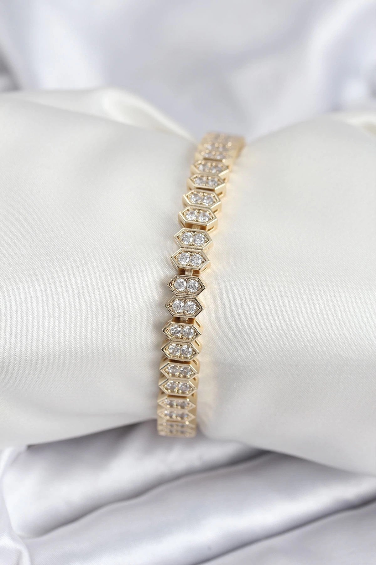 Mey İthalat® Pirinç VIP Seri Gold Renk Zirkon Taşlı Kadın Bileklik