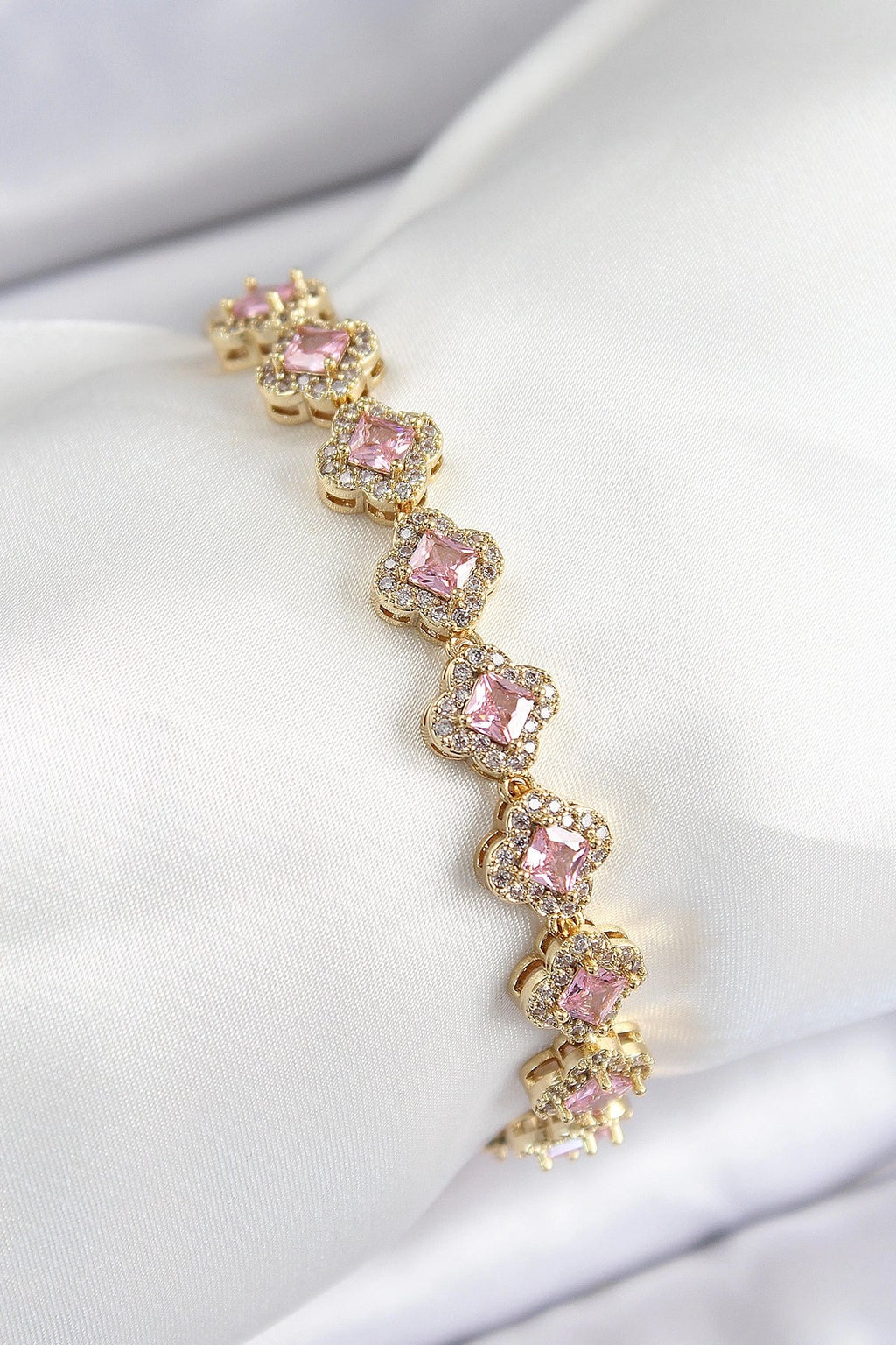 Mey İthalat® Pirinç Zirkon Taşlı Pembe Yonca Baget Model Gold Renk VIP Seri Kadın Bileklik