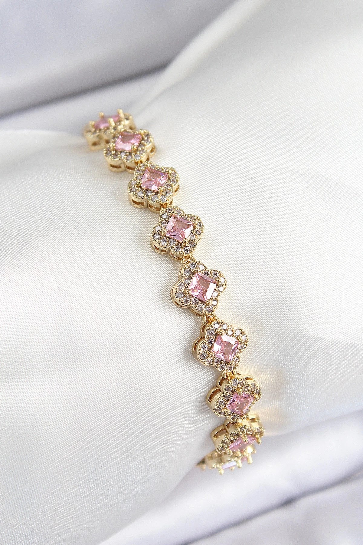 Mey İthalat® Pirinç Zirkon Taşlı Pembe Yonca Baget Model Gold Renk VIP Seri Kadın Bileklik