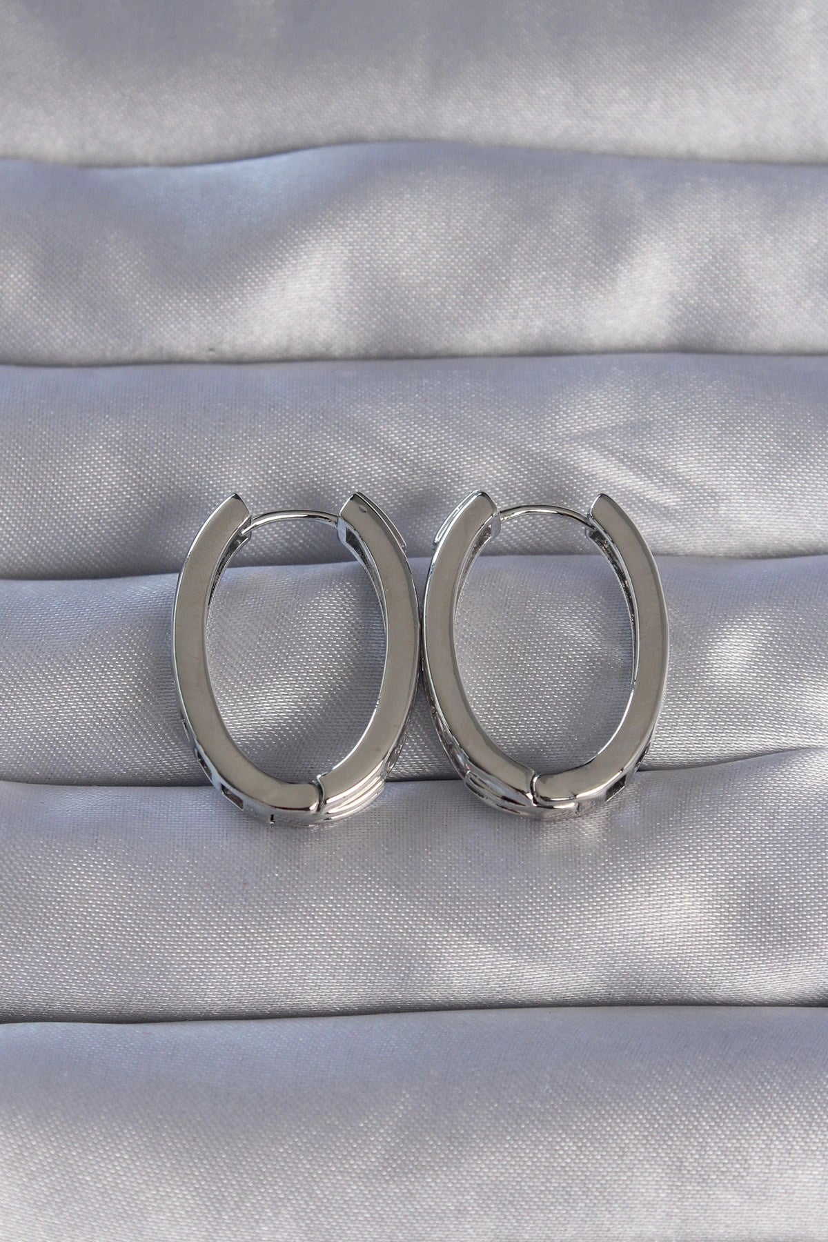 Mey İthalat® Pirinç Gümüş Renk Zirkon Taşlı Oval Model Küpe