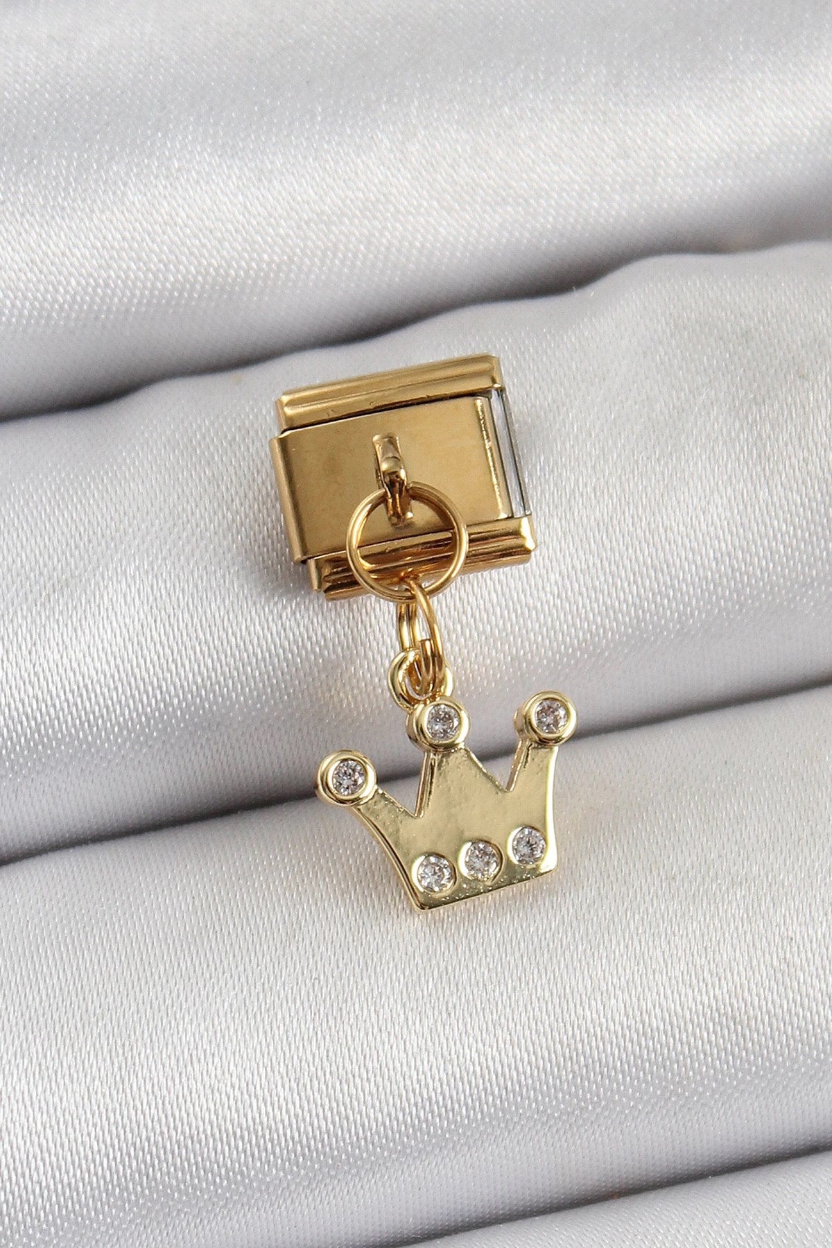 Mey İthalat® 316L Çelik Sallantılı Zirkon Taşlı Kraliçe Tacı Model Gold Renk Nomination Charm
