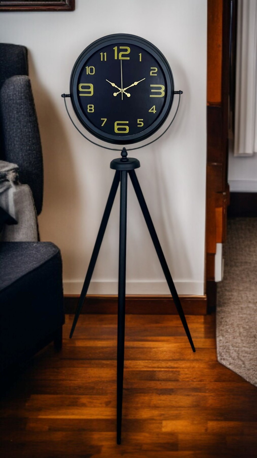 Gold Rakamlı Siyah Tripod Ayaklı Saat