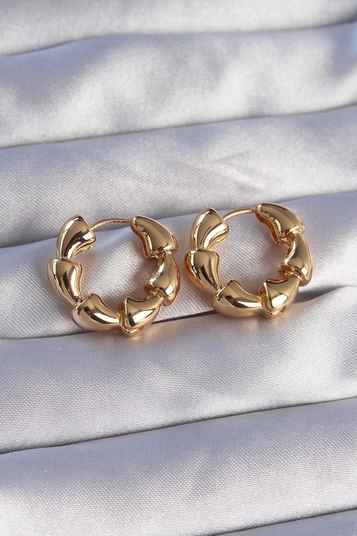 Mey İthalat® Pirinç Gold Renk Damla Kıvrım Tasarımlı Halka Küpe
