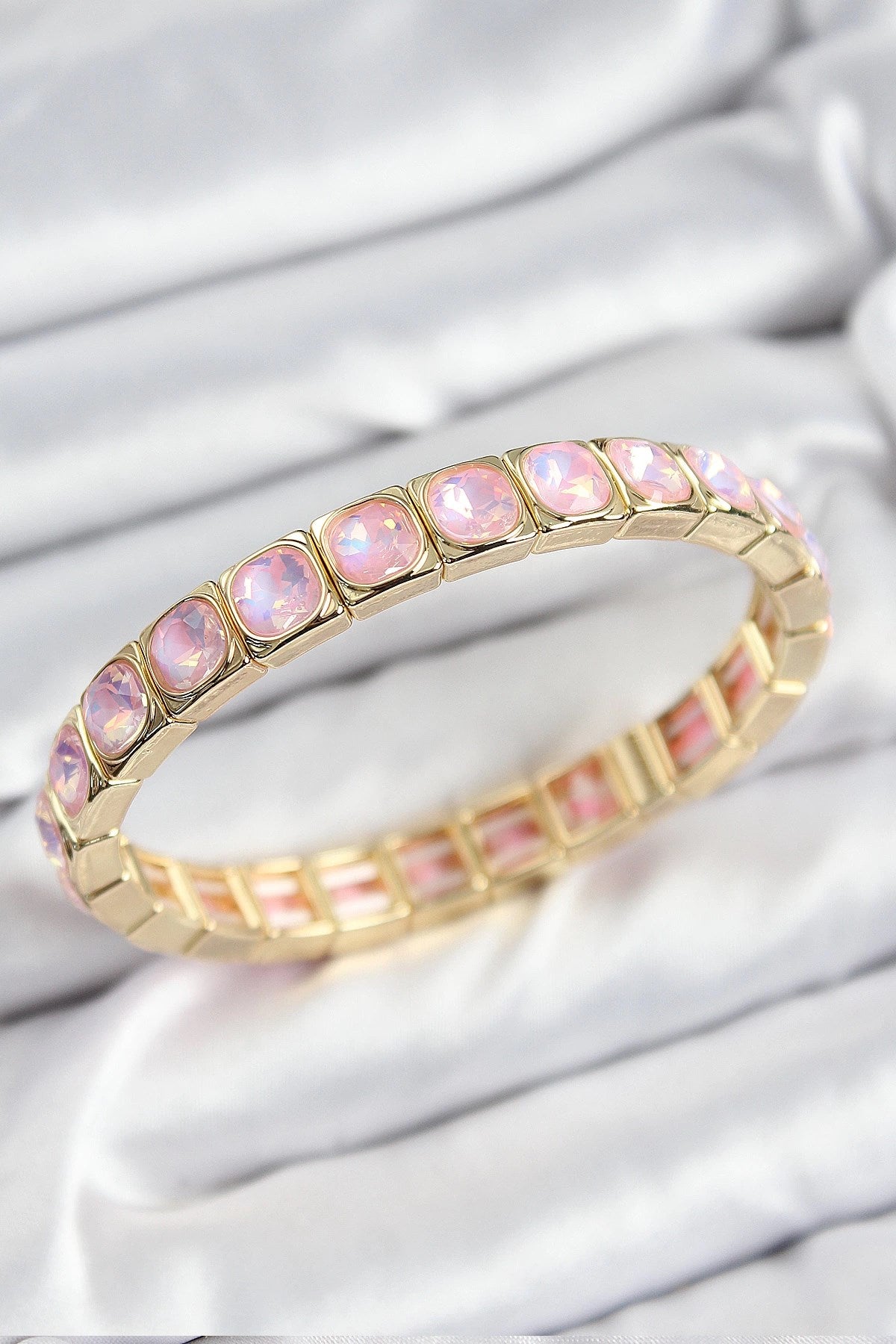 Mey İthalat® Pirinç Pembe Zirkon Taşlı Kare Model Gold Renk Lastikli Kadın Bileklik