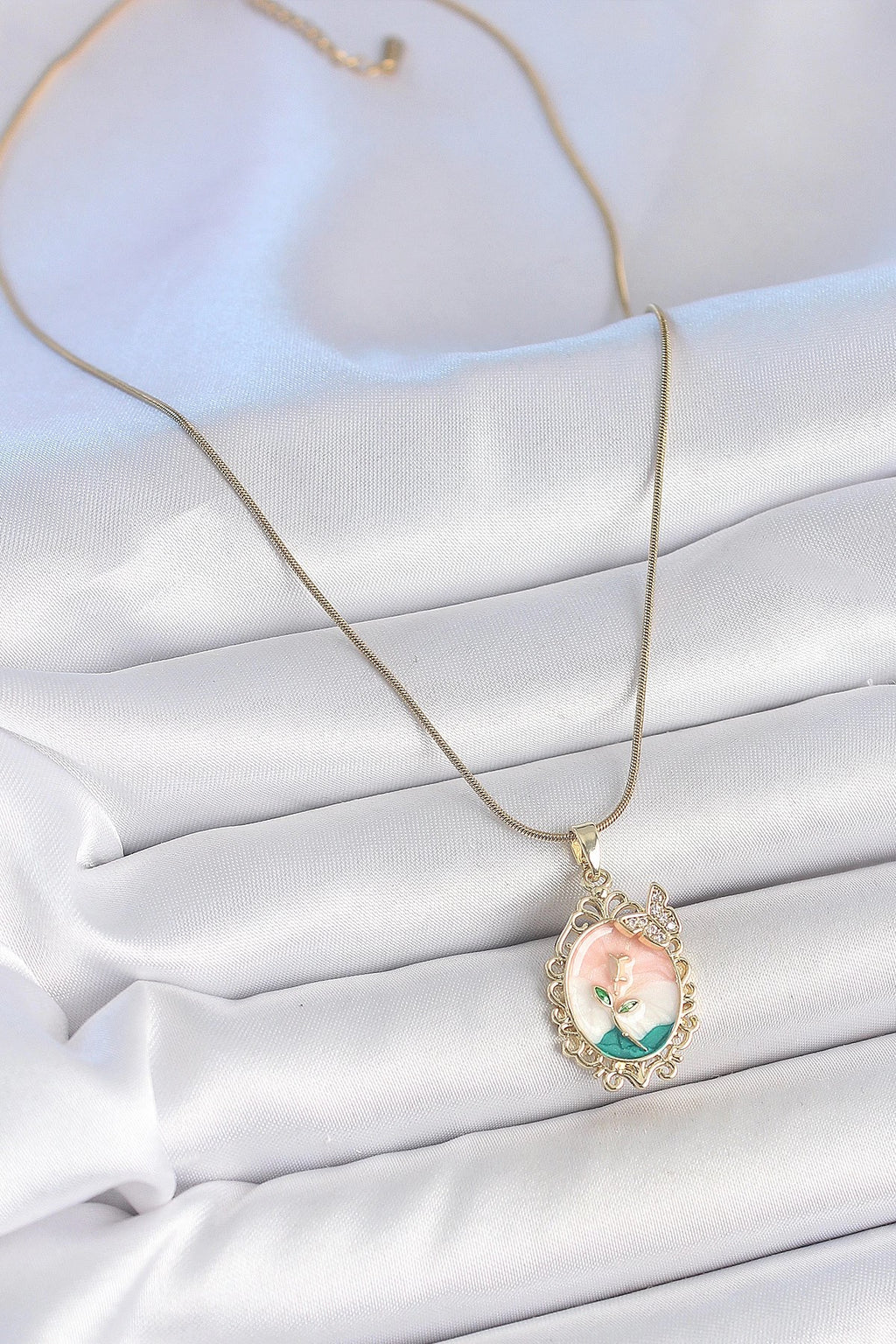 Mey İthalat® 316L Çelik Gold Renk Zincir Mix Renk Çiçek İşlemeli Zirkon Taş Detaylı Portre Model Kadın Kolye
