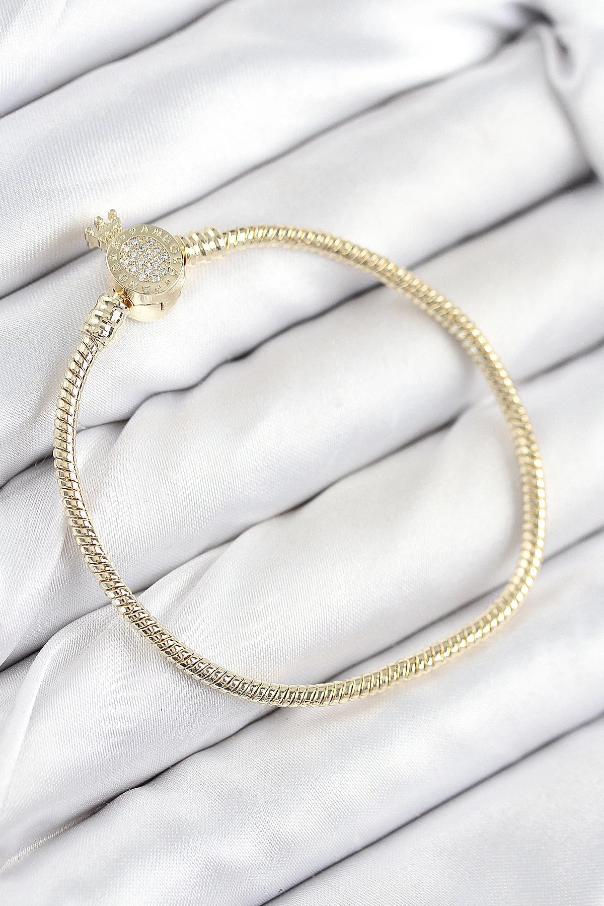 Mey İthalat® Pirinç Charm Zirkon Taşlı Taç Model Gold Renk Kadın Bileklik