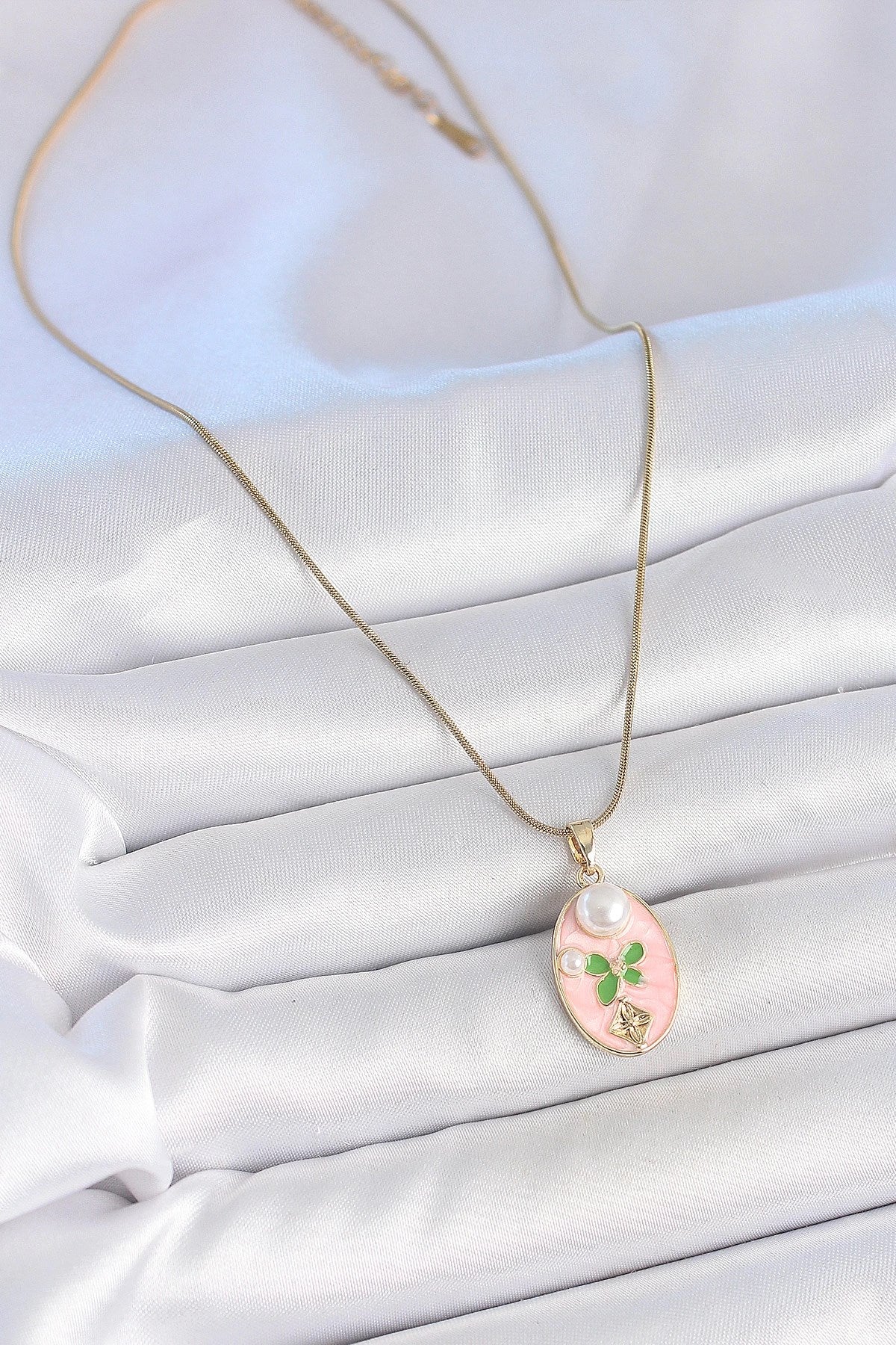 Mey İthalat® 316L Çelik Gold Renk Zincir Pembe Mineli Oval İncili Çiçek İşlemeli Portre Model Kadın Kolye