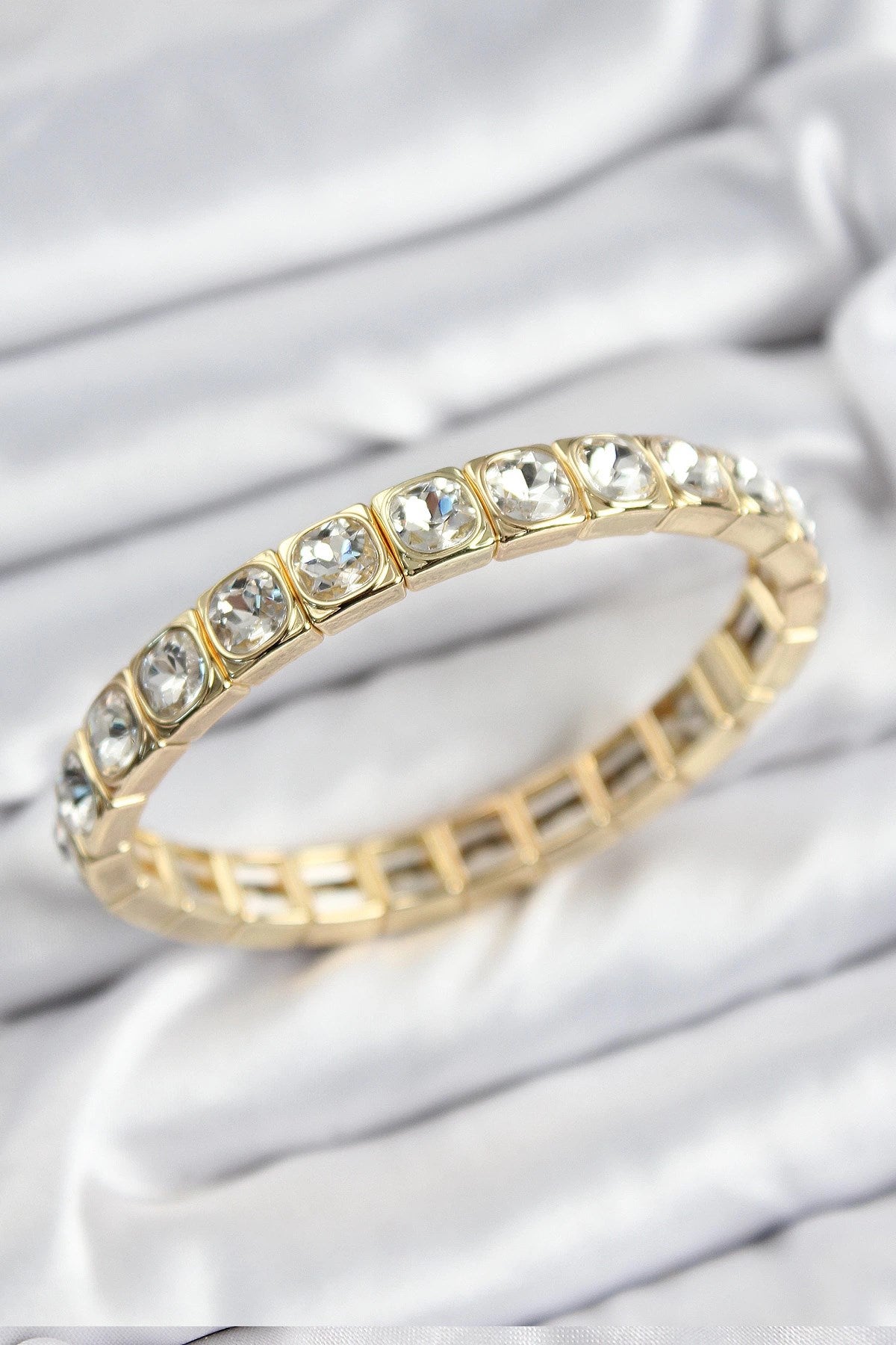 Mey İthalat® Pirinç Zirkon Taşlı Kare Model Gold Renk Lastikli Kadın Bileklik