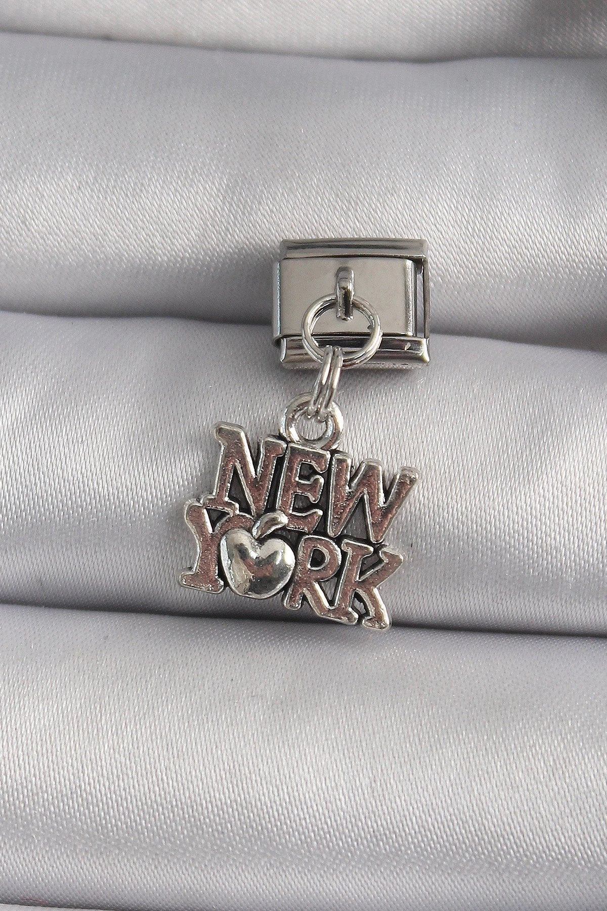 Mey İthalat® 316L Çelik Gümüş Renk Sallantı New York Yazı Model Nomination Charm