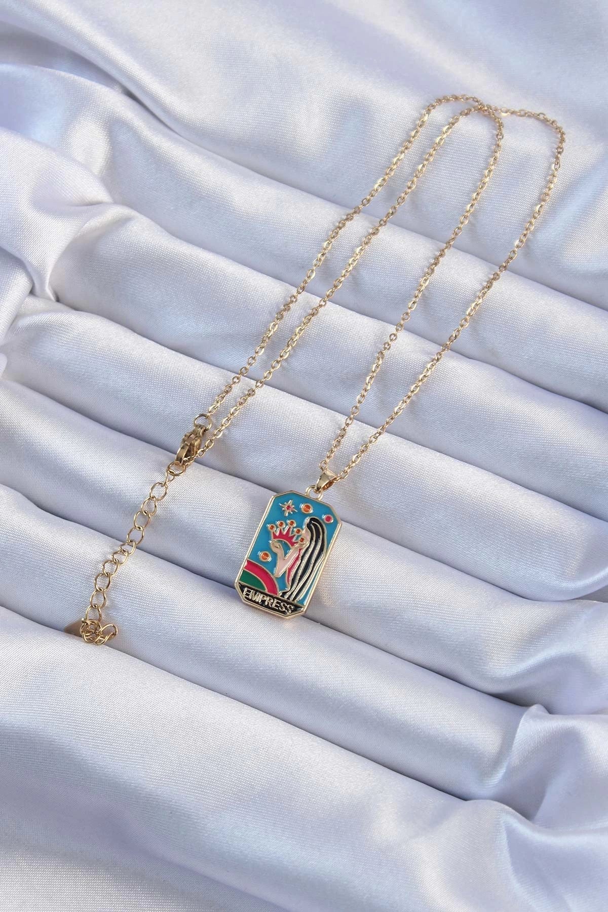 Mey İthalat® 316L Çelik Zincir Altın Renk Taç ve Kız Figürlü Renkli Mineli Tarot Kolye
