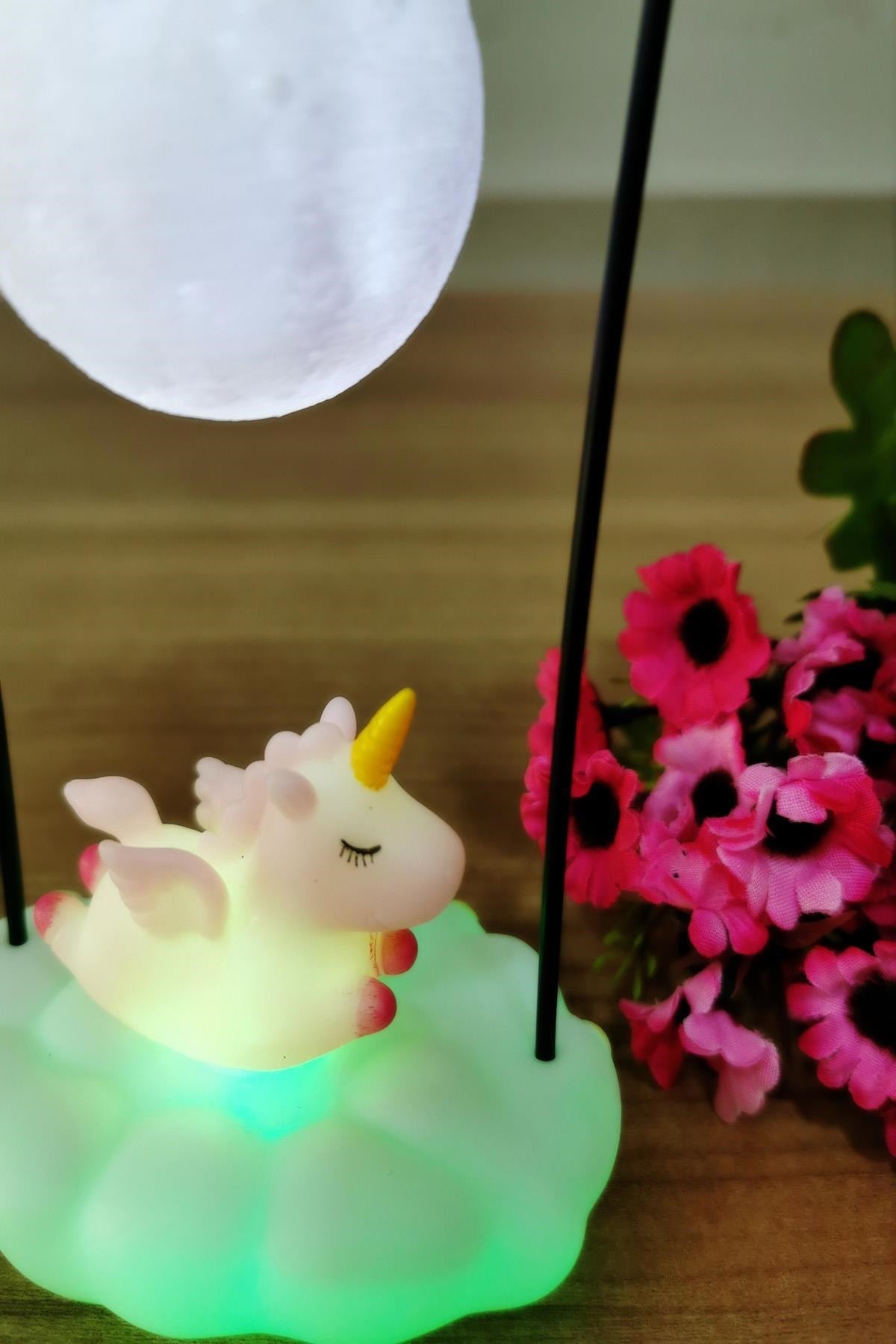 Işık Altında Sallanan Renk Değiştiren Unicornlu Gece Lambası