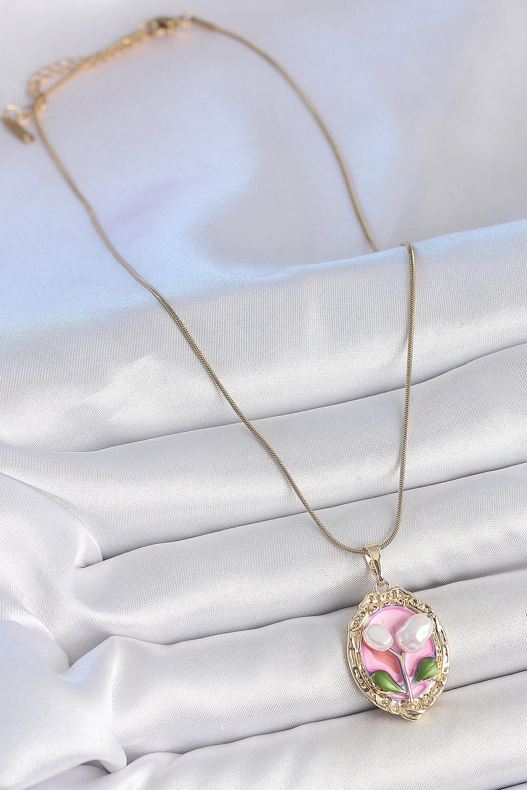 Mey İthalat® 316L Çelik Gold Renk Zincir Pembe Mineli İncili Çiçek İşlemeli Portre Model Kadın Kolye