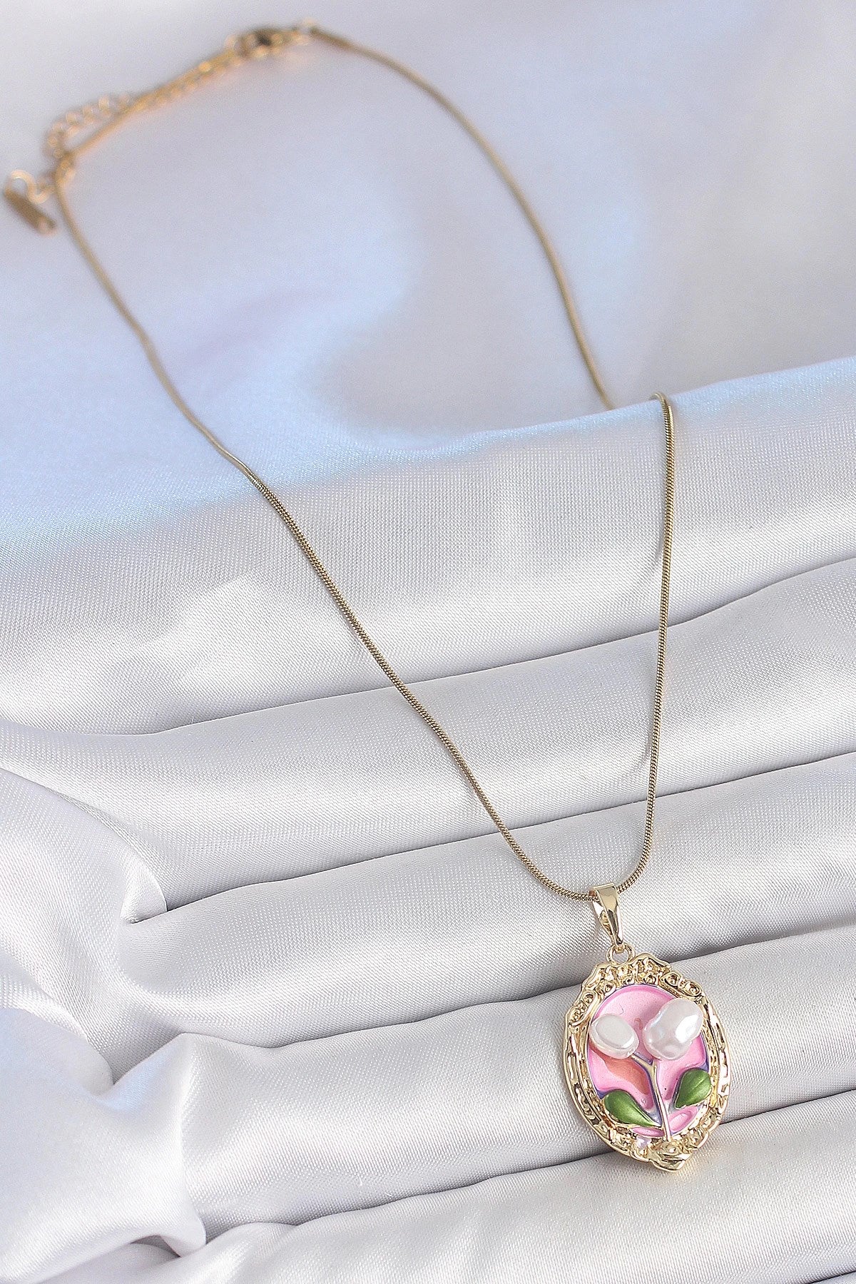 Mey İthalat® 316L Çelik Gold Renk Zincir Pembe Mineli İncili Çiçek İşlemeli Portre Model Kadın Kolye