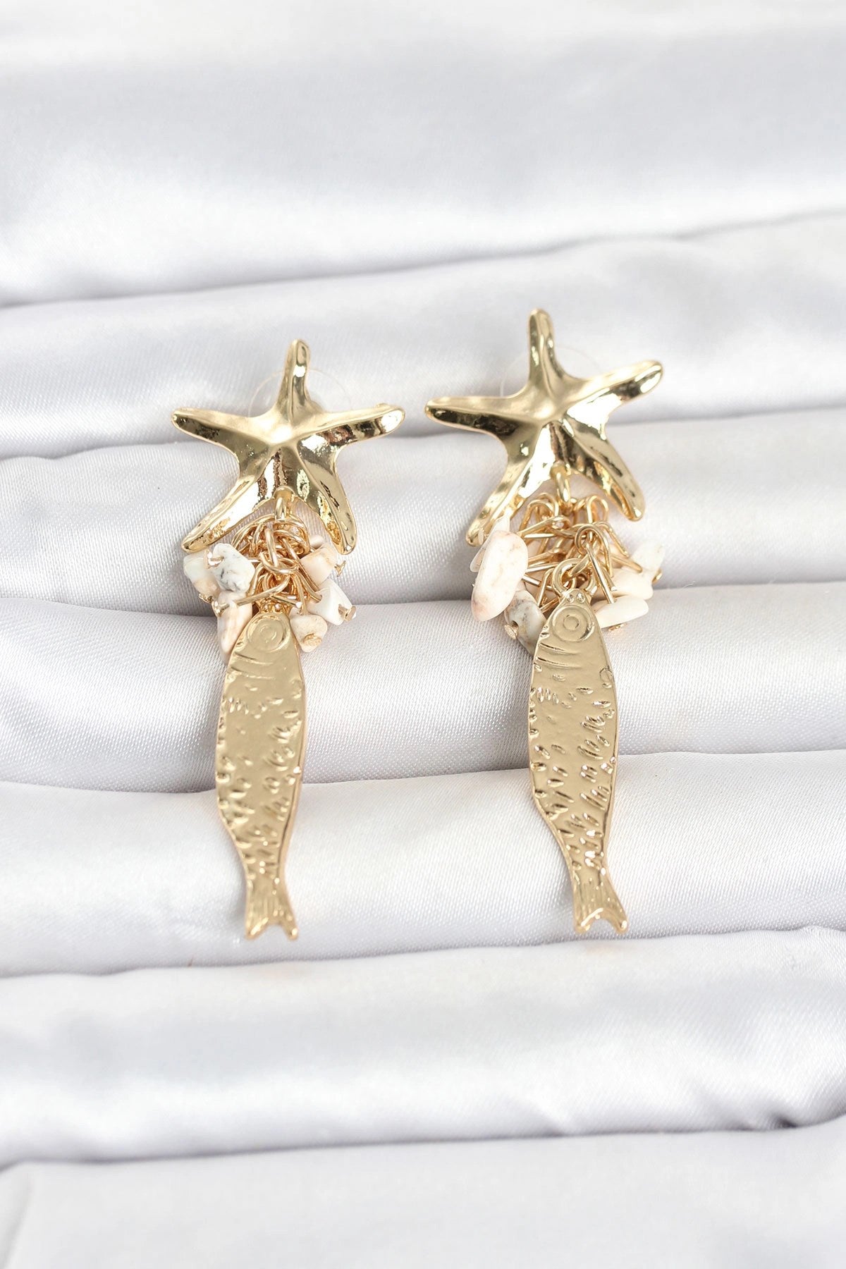 Mey İthalat® Deniz Yıldızı ve Balık Detaylı Krem Taşlı Gold Renk Kadın Küpe