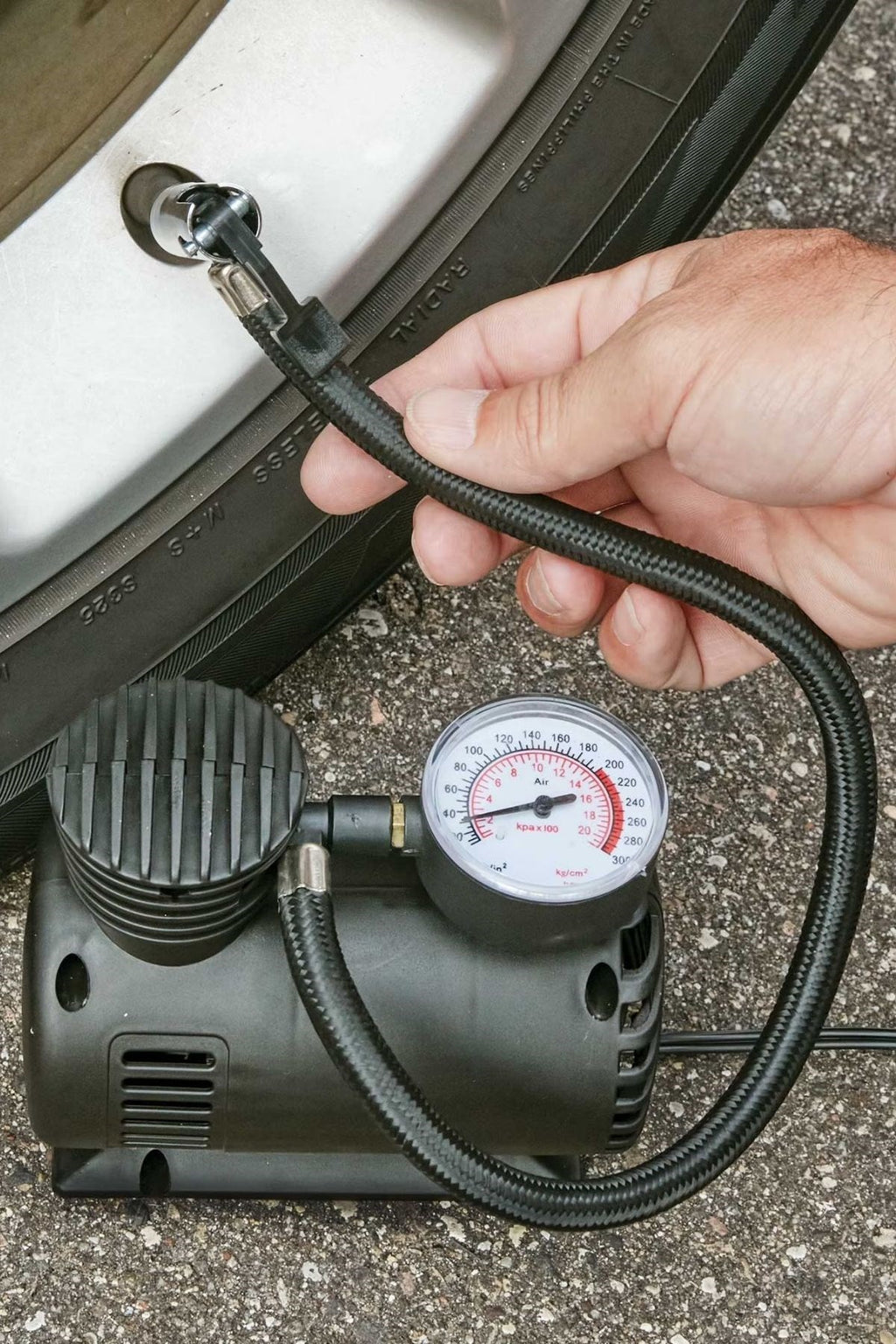 300 PSI Güçlü Taşınabilir Hava Kompresörü–Araba, Motosiklet, Bisiklet ve Top Şişirme İçin Çakmaklıklı Lastik Şişirme Pompası