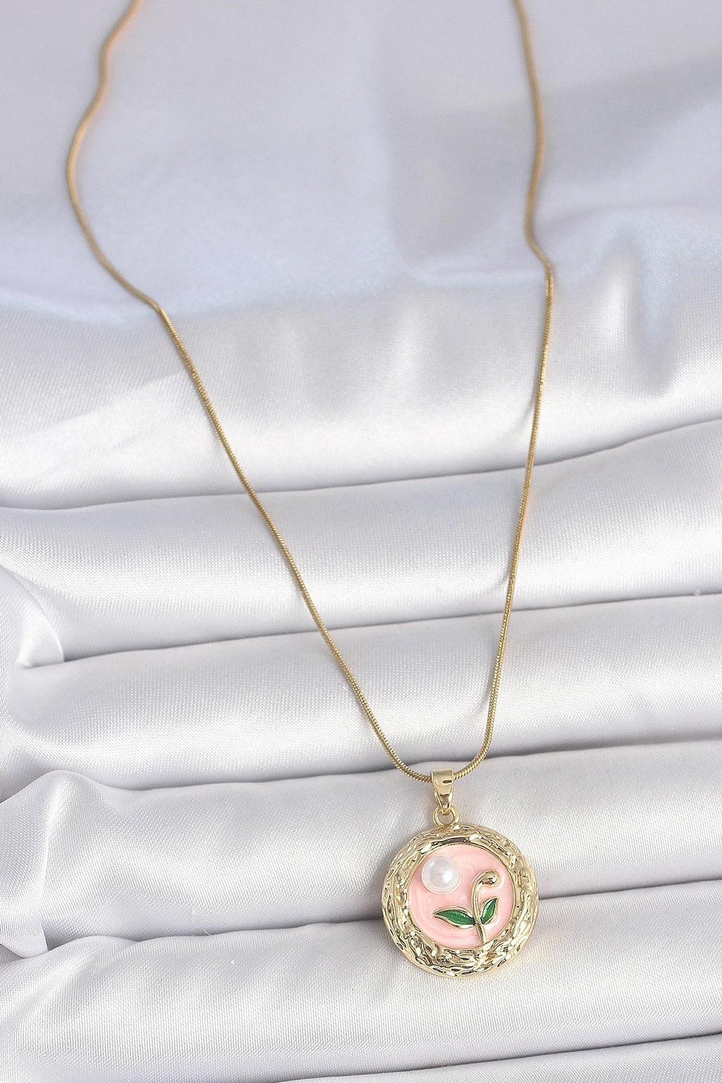 Mey İthalat® 316L Çelik Gold Renk Zincir Pembe Çiçek İşlemeli inci Detay Portre Model Kadın Kolye