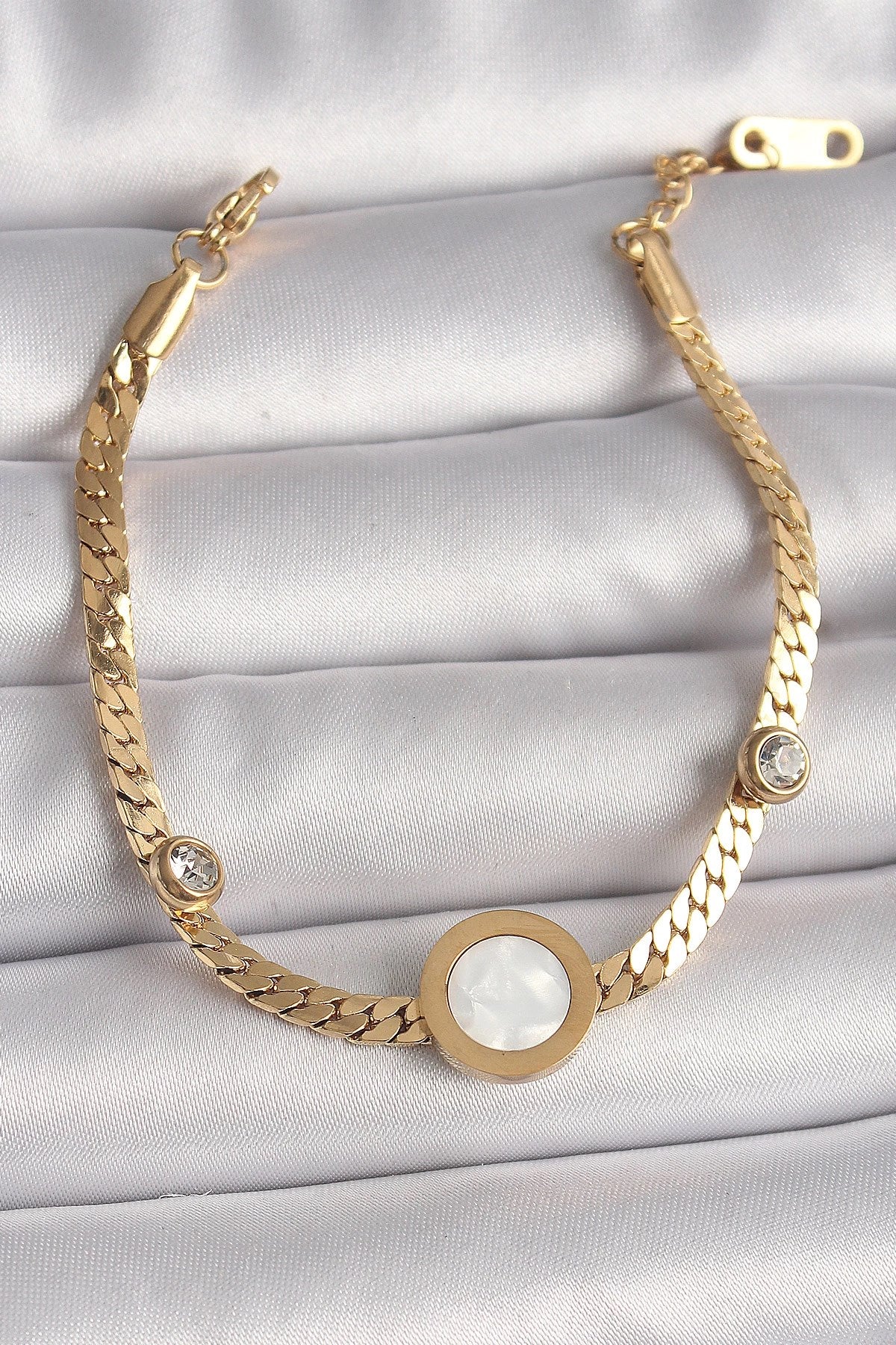 Mey İthalat® 316L Çelik Gold Renk Yassı Zincir Model Zirkon Taş Detaylı Beyaz Mineli Madalyon Model Kadın Bileklik