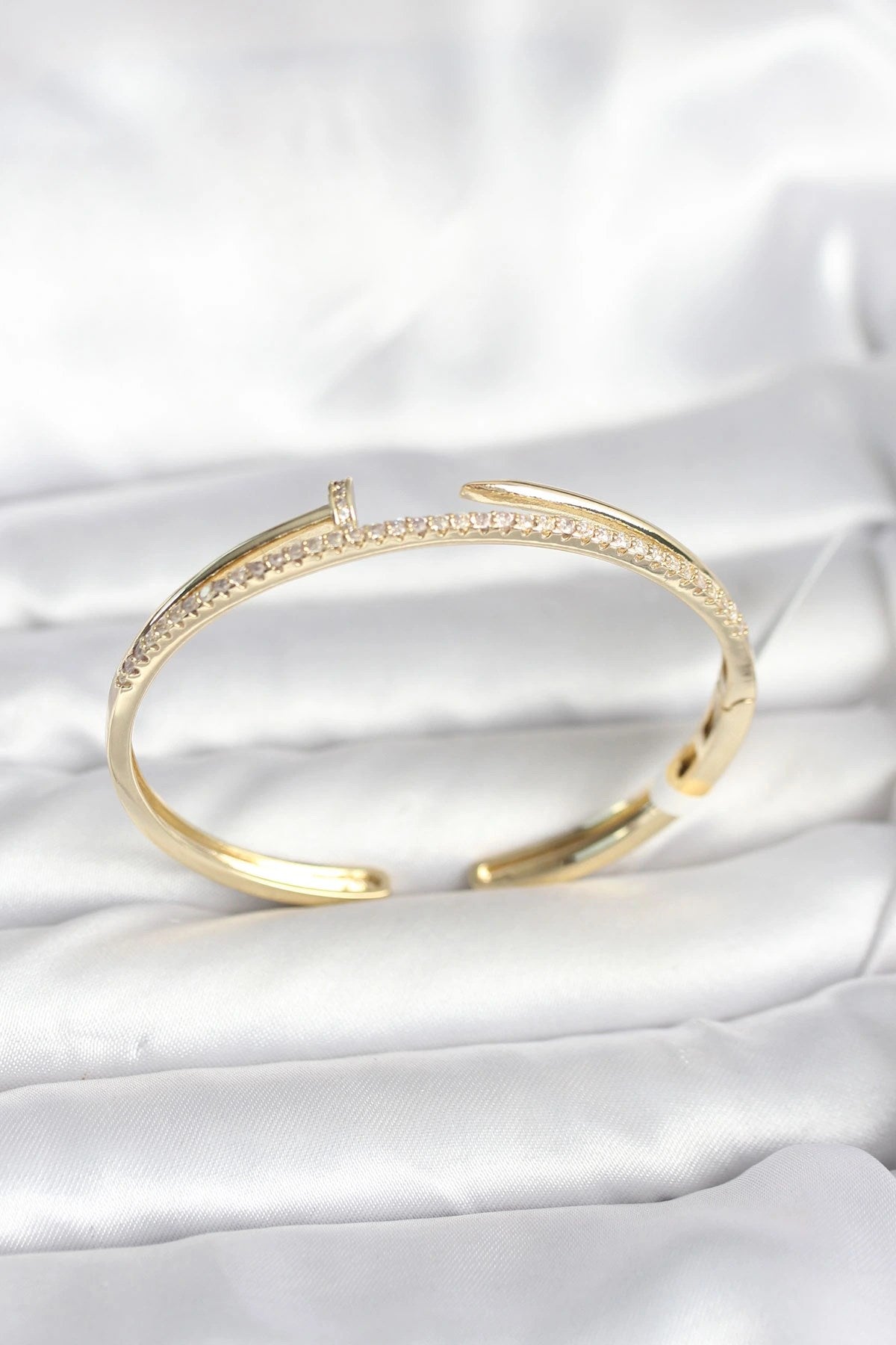 Mey İthalat® Pirinç Gold Renk Zirkon Taşlı Çivi Model Kadın Kelepçe Bileklik