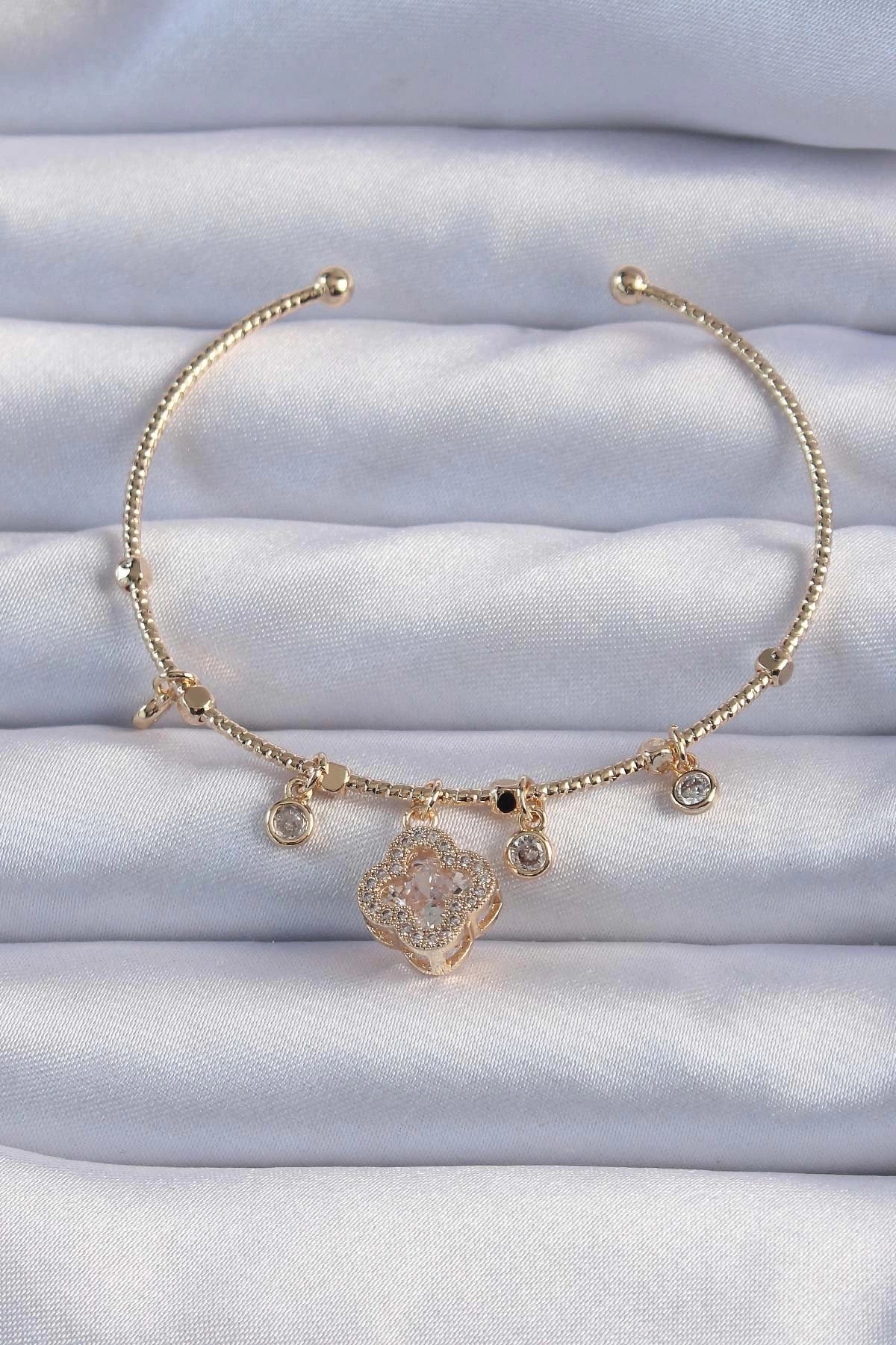 Mey İthalat® Pirinç Altın Renk Zirkon Taşlı Yonca Model Charm Bileklik