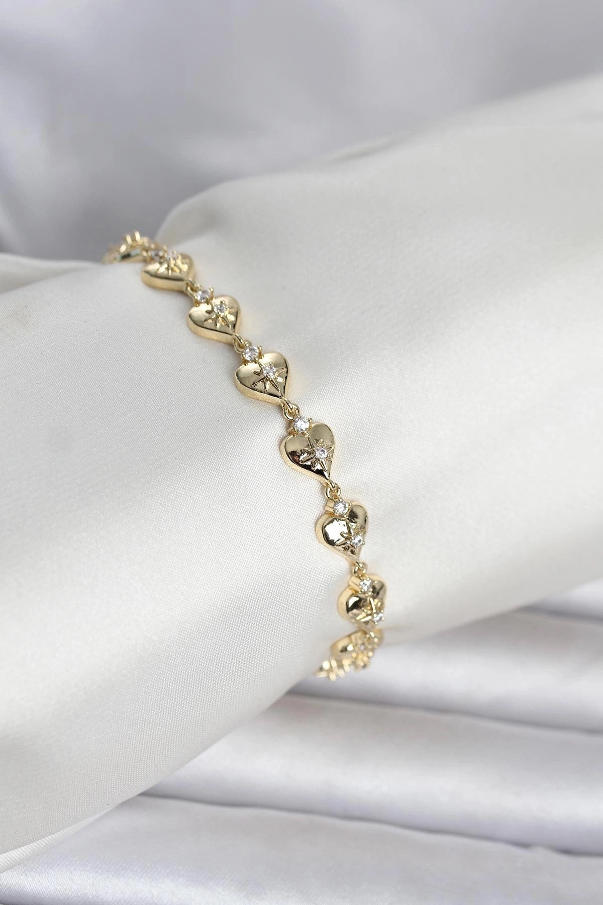 Mey İthalat® Pirinç Gold Renk Kalpli Kutup Yıldızı İşleme Kadın Bileklik