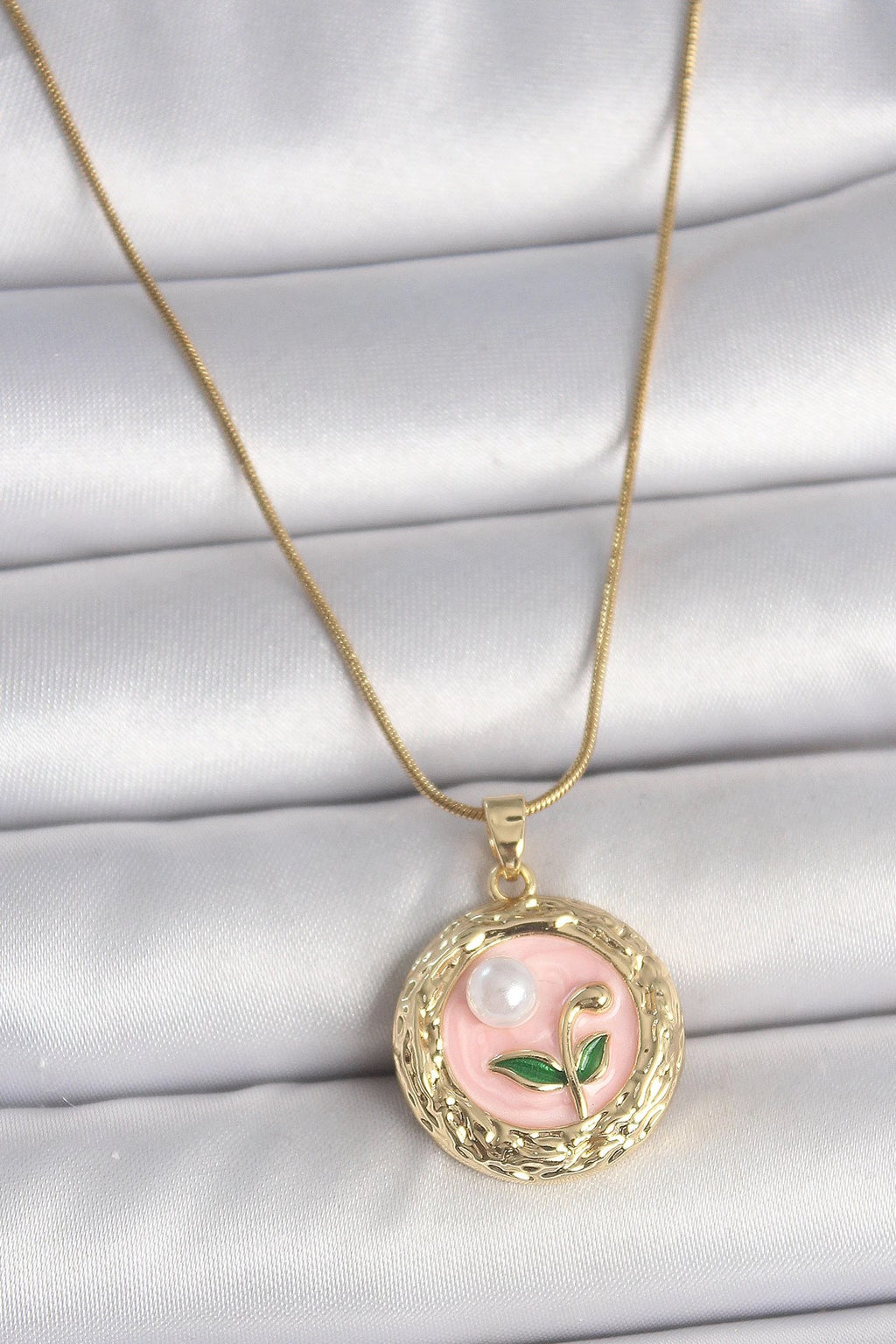 Mey İthalat® 316L Çelik Gold Renk Zincir Pembe Çiçek İşlemeli inci Detay Portre Model Kadın Kolye