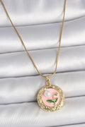 Mey İthalat® 316L Çelik Gold Renk Zincir Pembe Çiçek İşlemeli inci Detay Portre Model Kadın Kolye