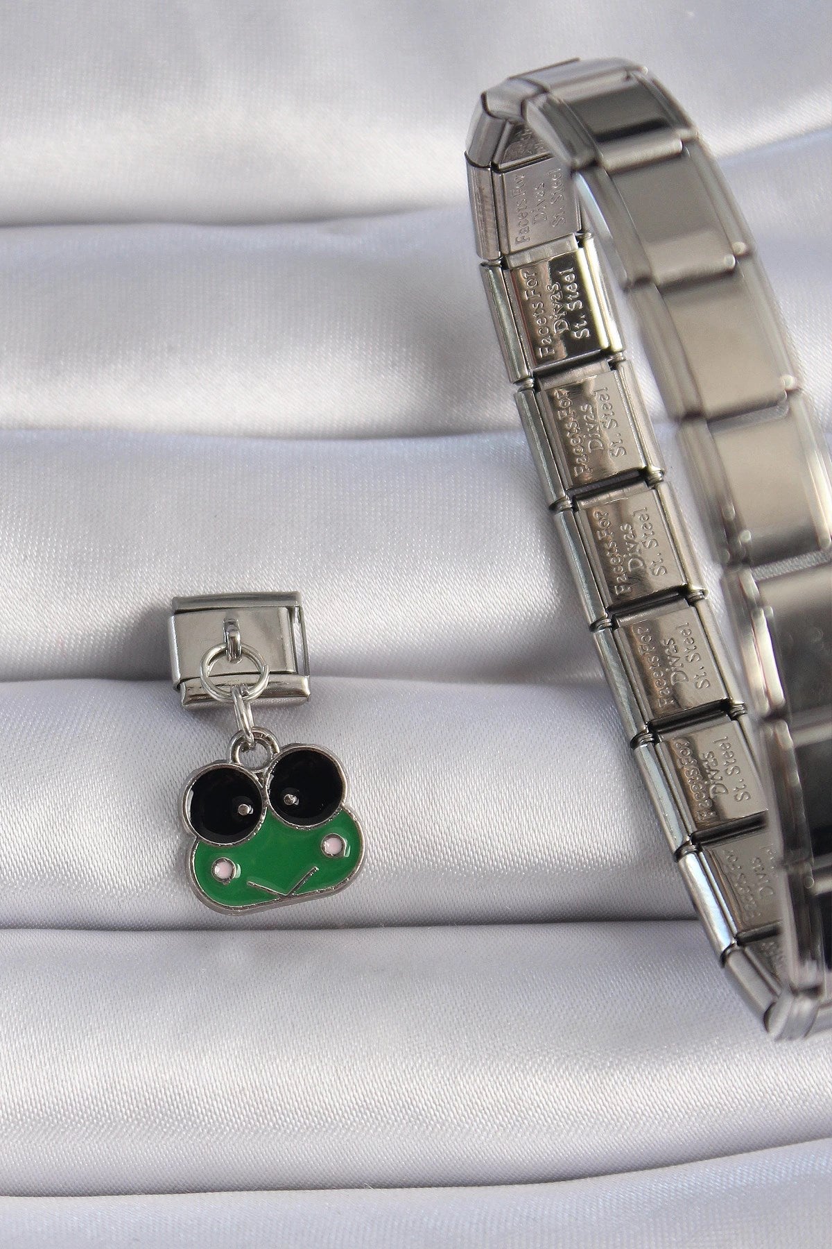 Mey İthalat® 316L Çelik Gümüş Renk Sallantılı Yeşil Kurbağa Figür Nomination Charm