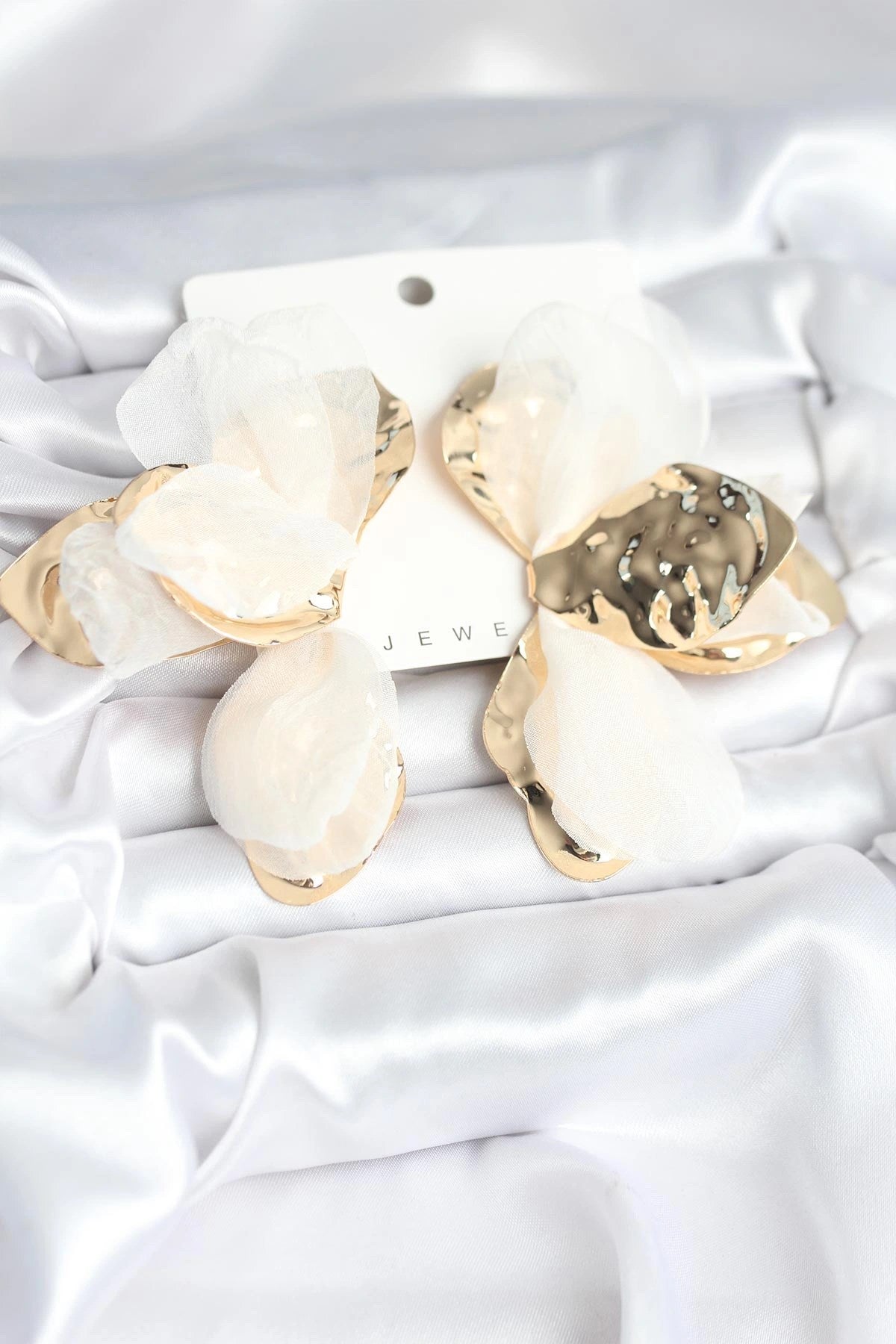 Mey İthalat® Pirinç Gold Renk Beyaz Tüllü Lotus Kadın Küpe