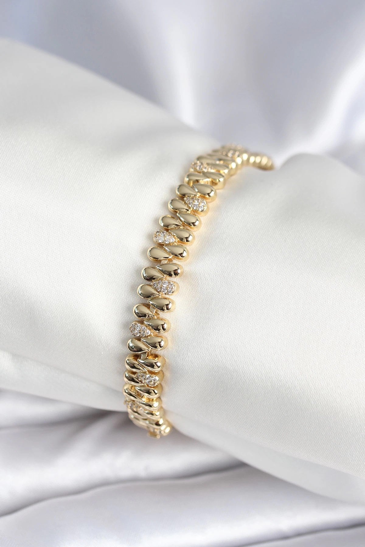 Mey İthalat® Pirinç Gold Renk Damla Model Zirkon Taşlı Kadın Bileklik