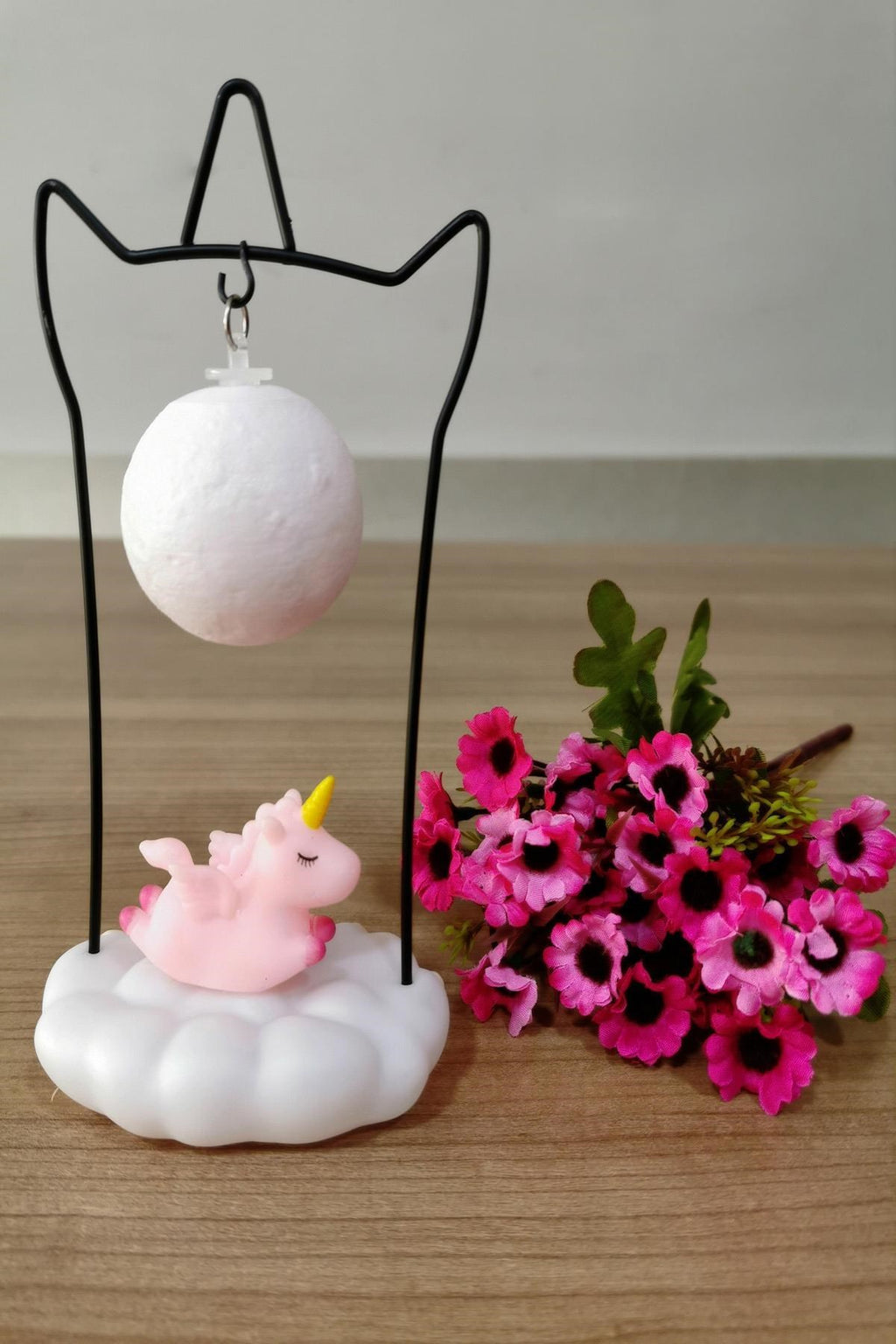 Işık Altında Sallanan Renk Değiştiren Unicornlu Gece Lambası