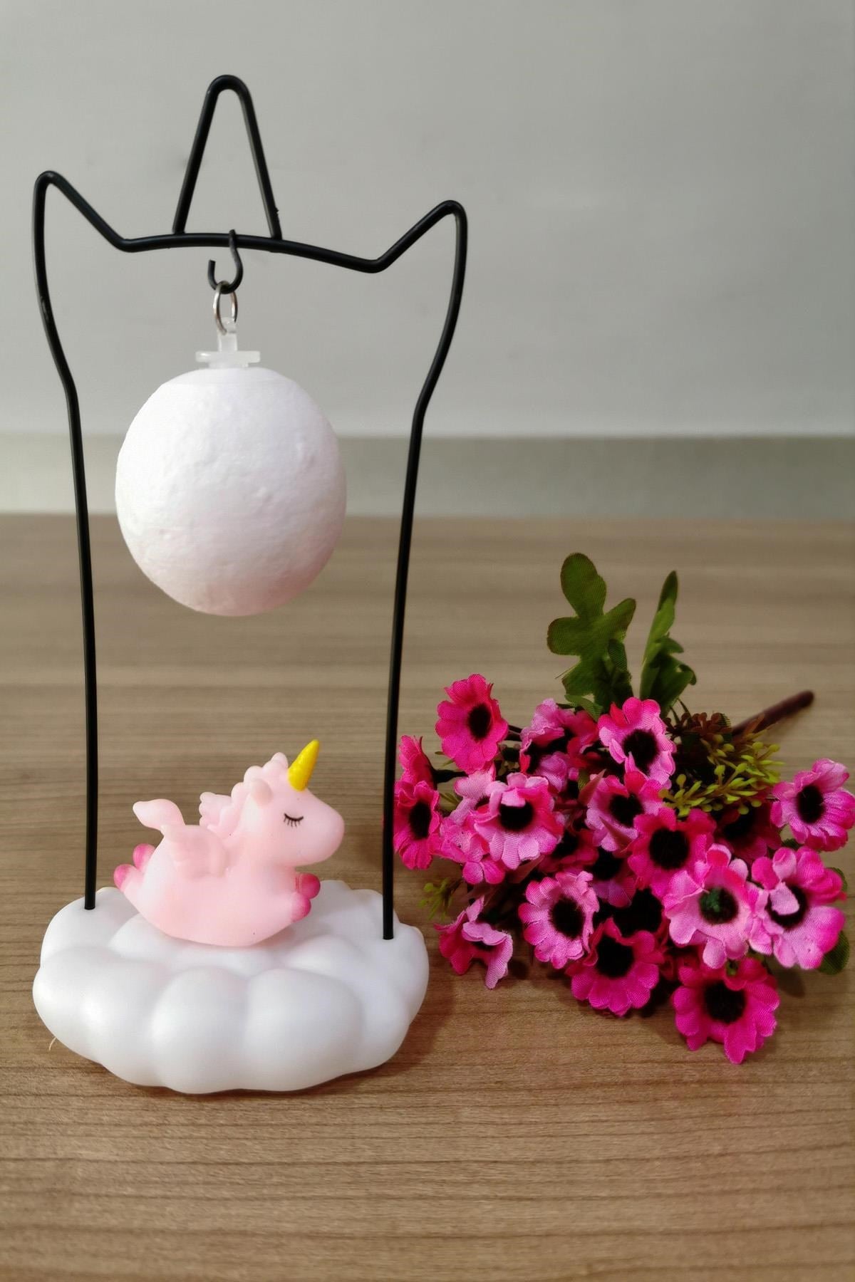 Işık Altında Sallanan Renk Değiştiren Unicornlu Gece Lambası