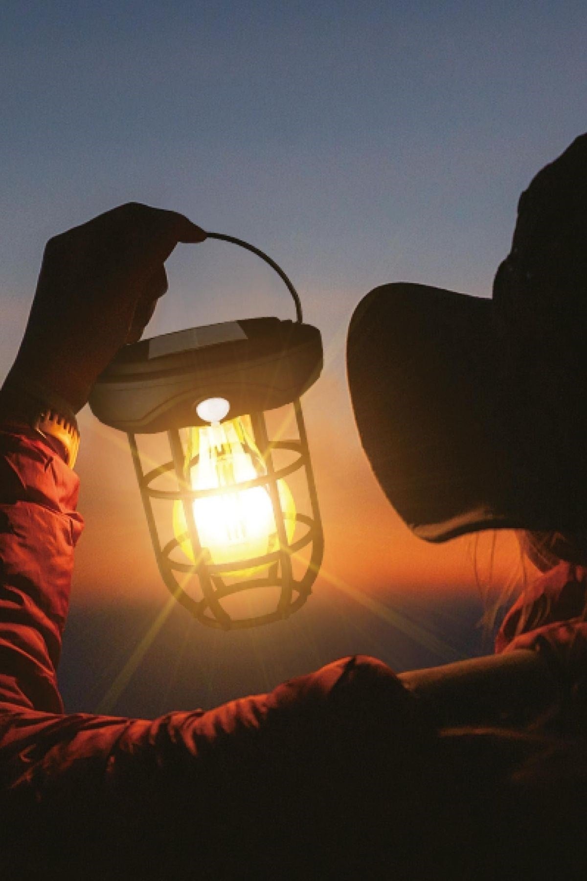 Solar Kamp Feneri – Güneş Enerjili, Otomatik Şarj ve Gece Işığı, Taşınabilir ve Asılabilir LED Dış Mekan Lamba