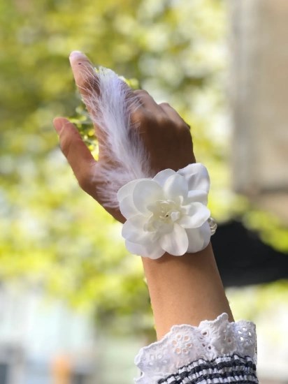 Mey İthalat® Bride to be Nedime Gelin Bilekliği Tüy ve İnci Boncuk Detaylı Beyaz Renkli Bekarlığa Veda Partisi Bilekliği 10 Adet