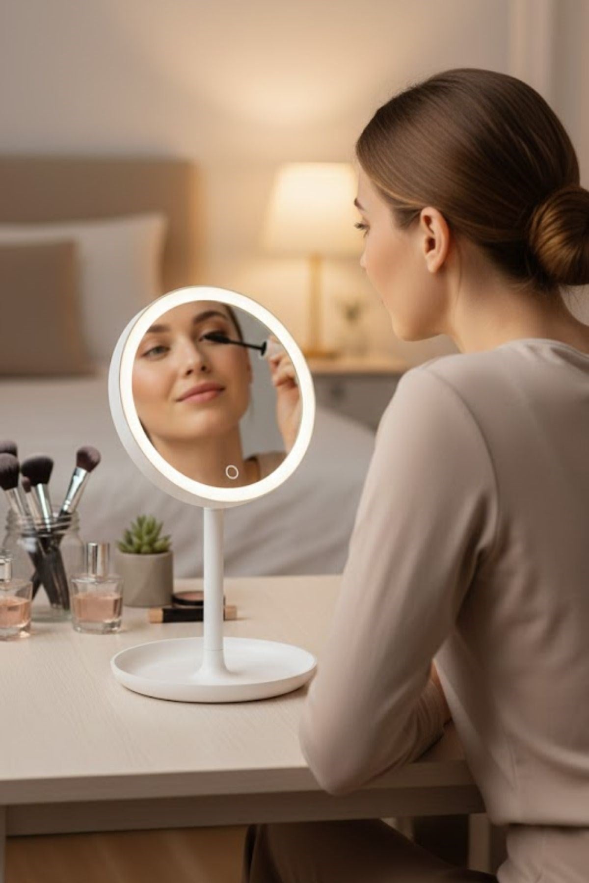 LED Işıklı Yuvarlak Makyaj Aynası – Dokunmatik Ayarlanabilir Işık Tonlu, 360° Döner Masaüstü Profesyonel Makyaj ve Cilt Bakım Aynası