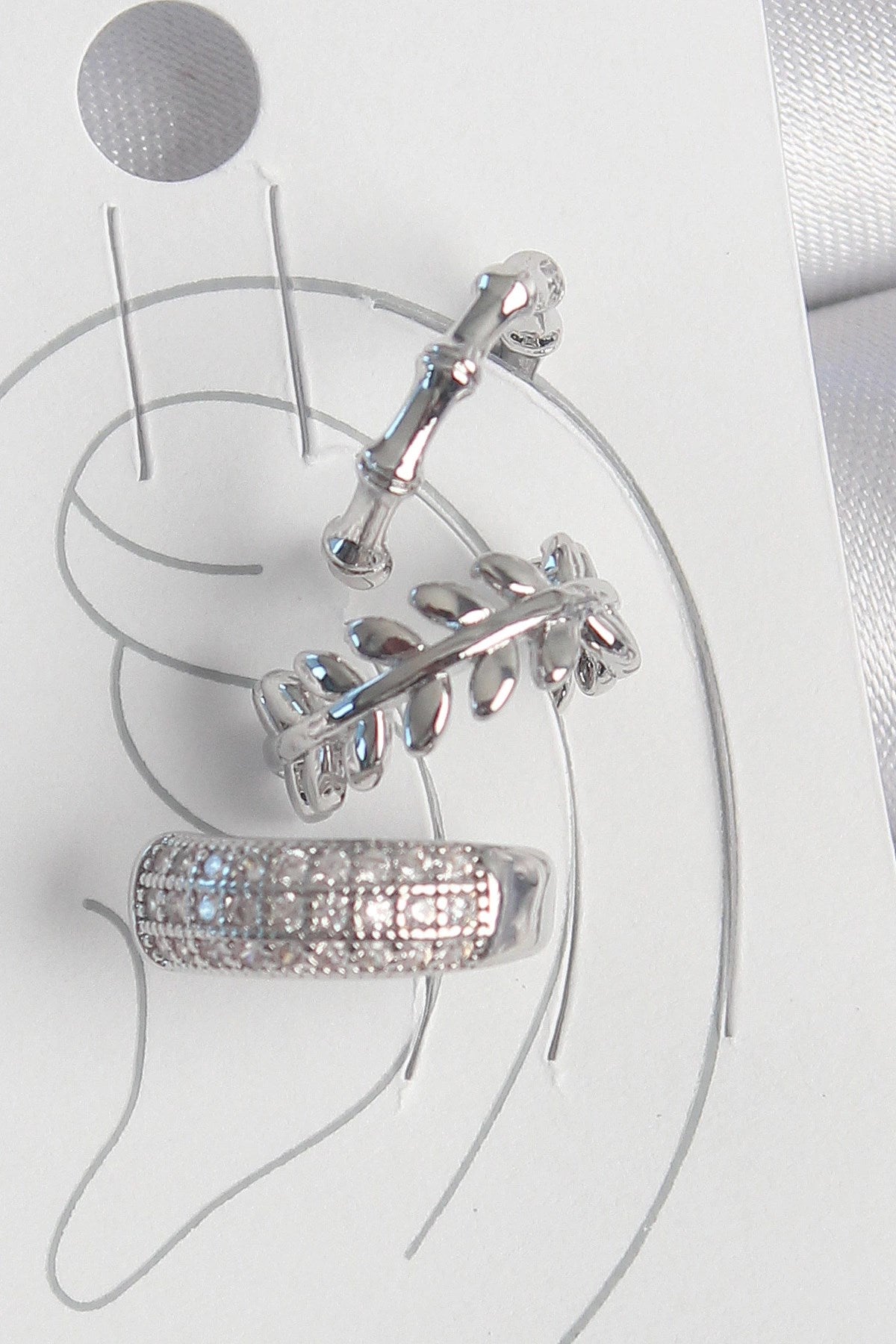 Mey İthalat® Pirinç Gümüş Renk Zirkon Taşlı 3'Lü Model Yaprak Figür Kadın Kıkırdak Küpe