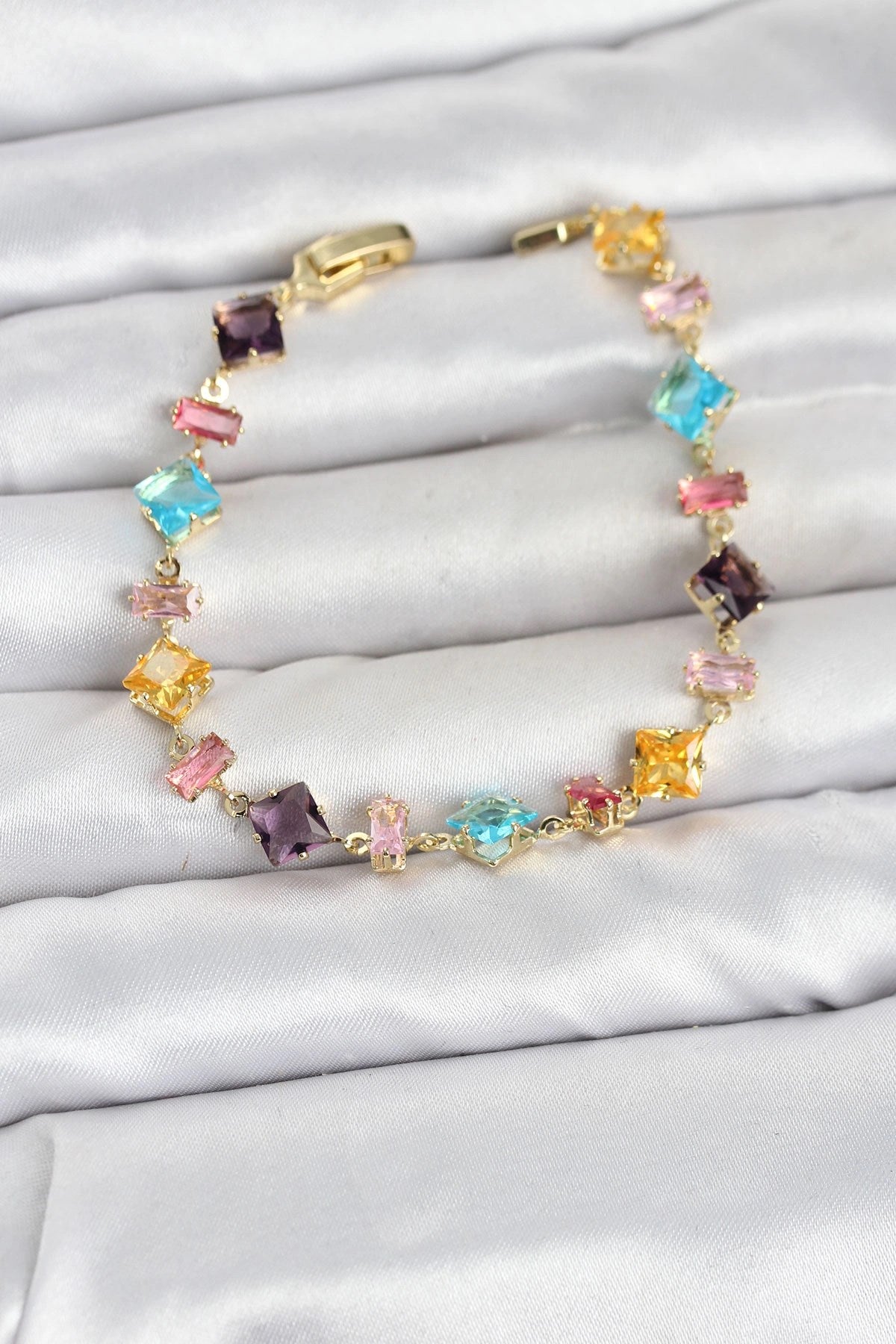 Mey İthalat® Kristal Taşlı Kesimli Karışık Renkli Gold Renk Gema Kadın Bileklik