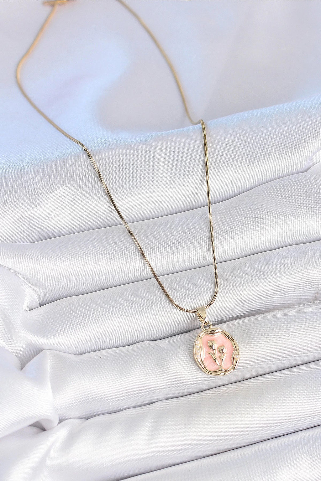 Mey İthalat® 316L Çelik Gold Renk Zincir Pembe Mineli Çiçek İşlemeli Portre Model Kadın Kolye